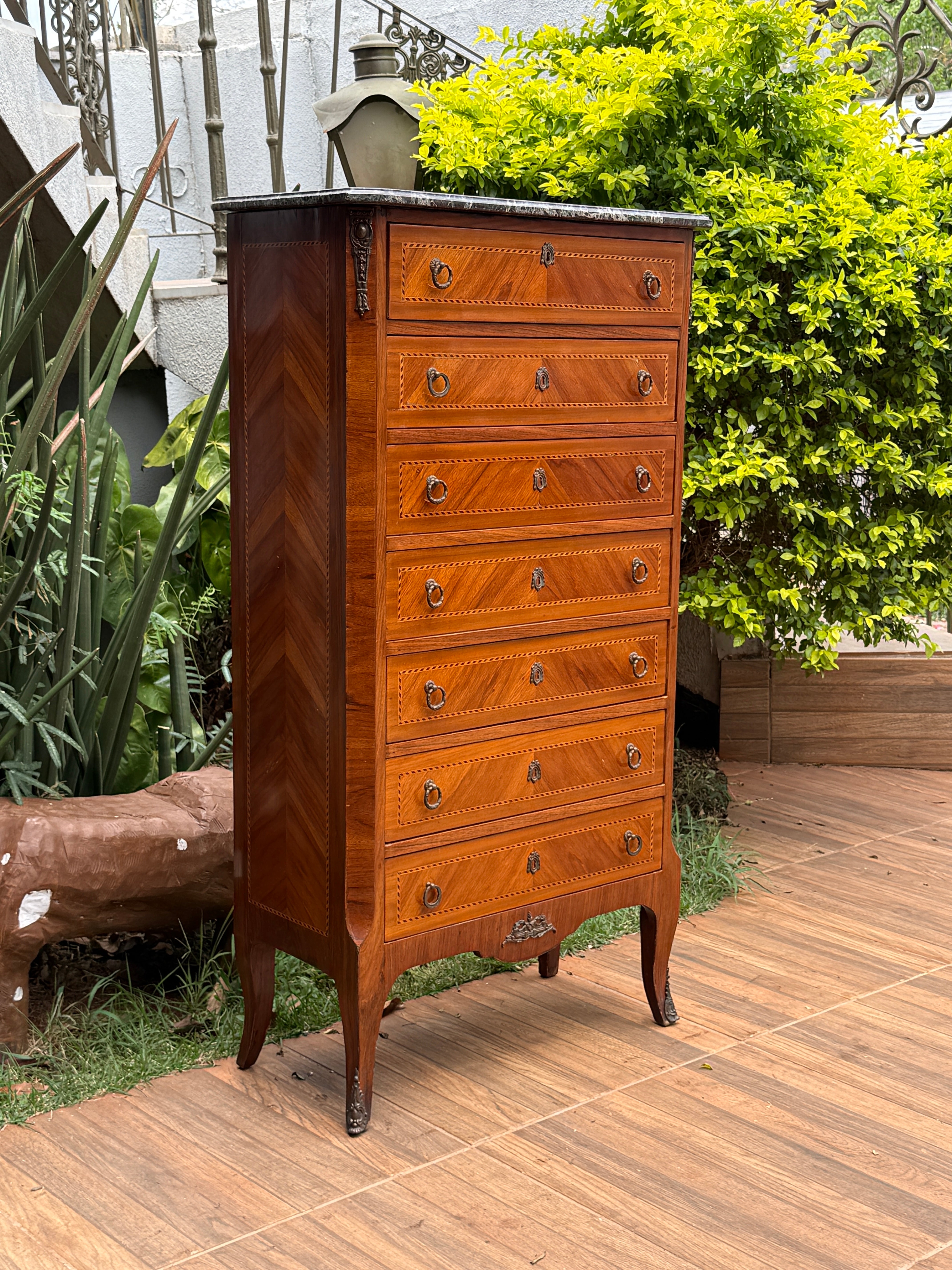 Belissimo Móvel Semainier / Gaveteiro Luiz XV em e marchetaria e rico em apliques de bronze com tampo em marmore Italiano