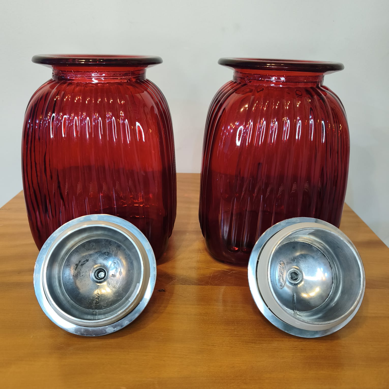 Par de Potes Artland em Vidro Vermelho com Tampas Metálicas