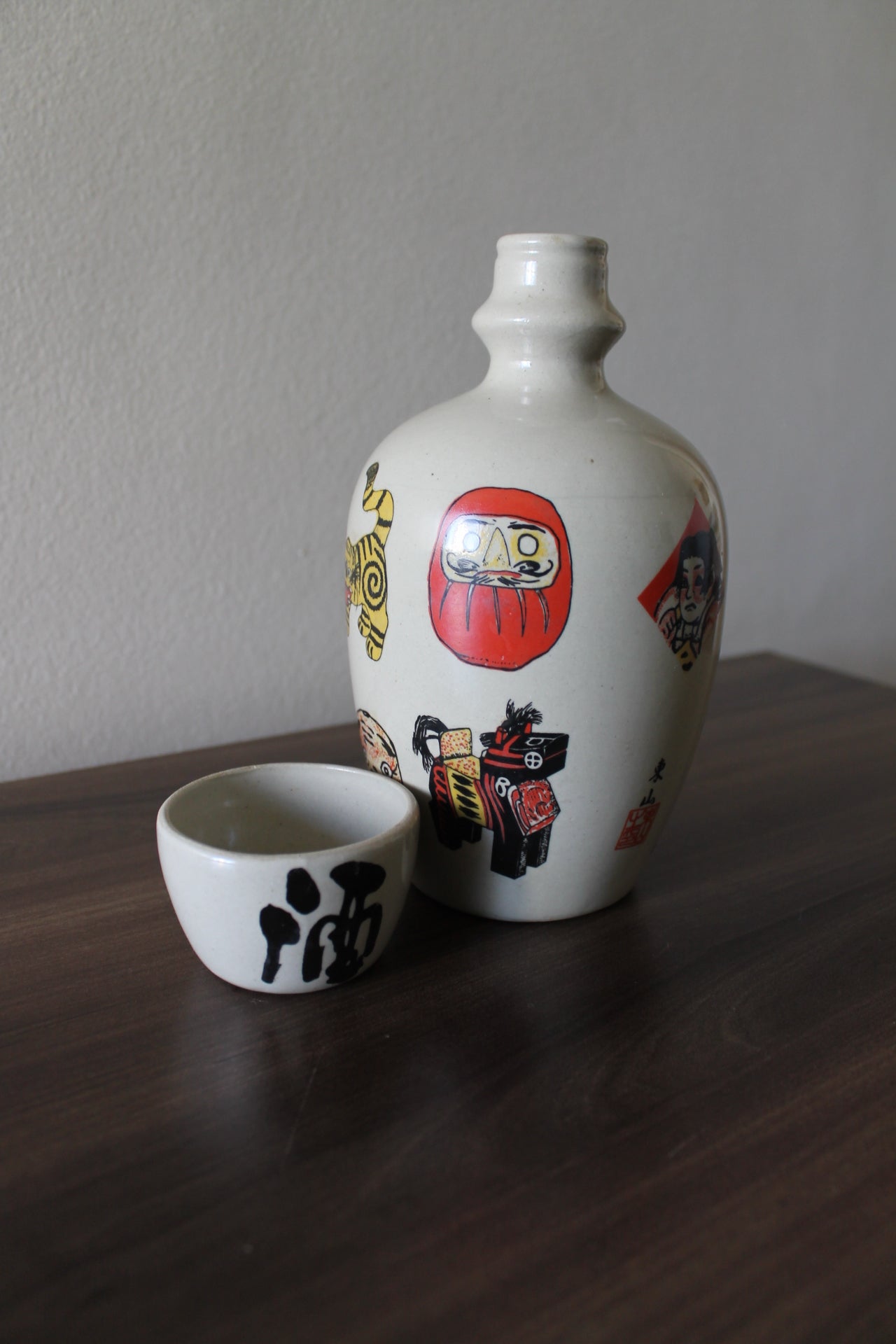 Garrafa Japonesa em Cerâmica – Decoração Tradicional com Daruma e Figuras Japonesas