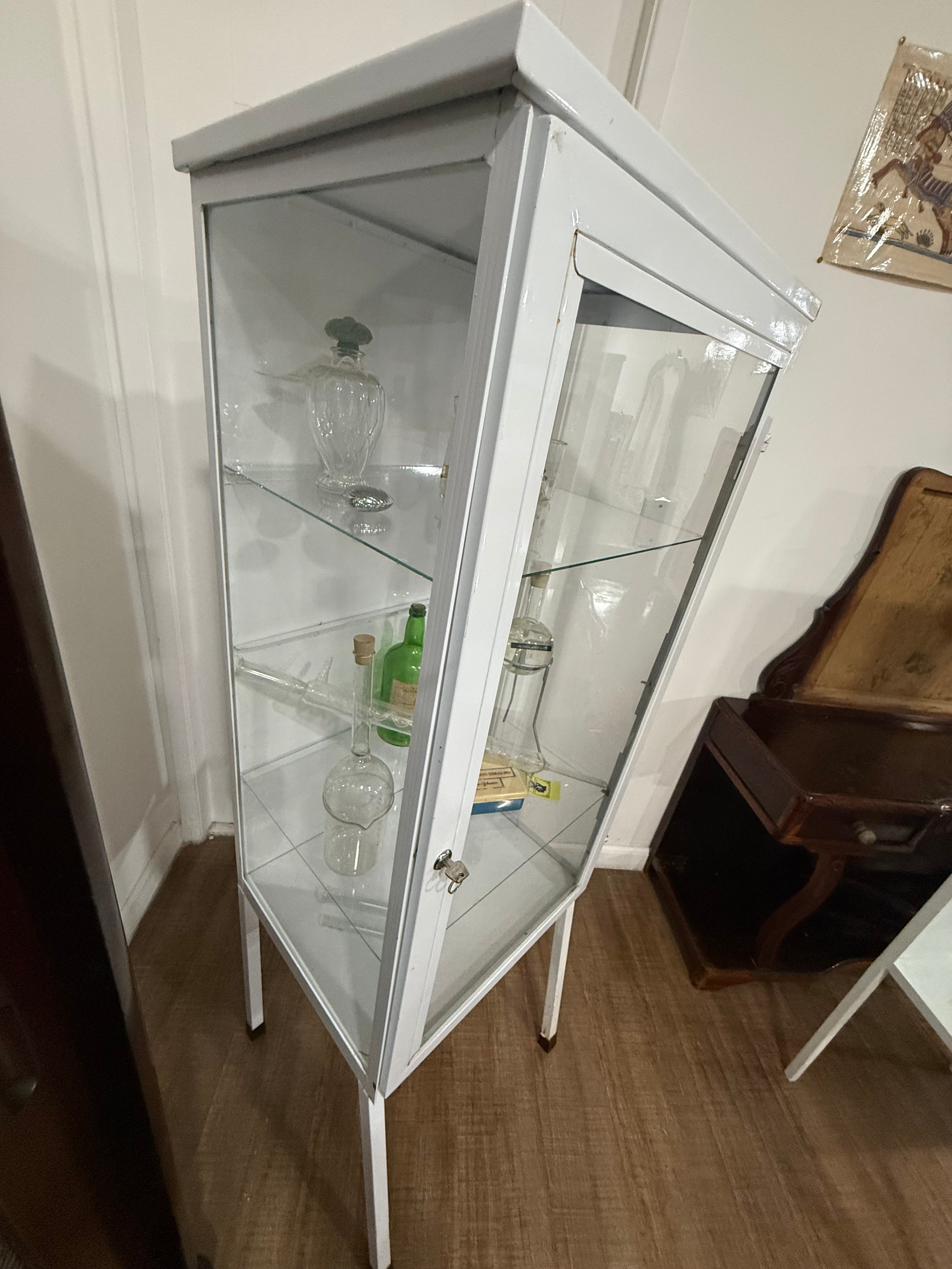RARA VITRINE FARMACÊUTICA EM METAL BRANCO E VIDRO — DÉCADA DE 1970