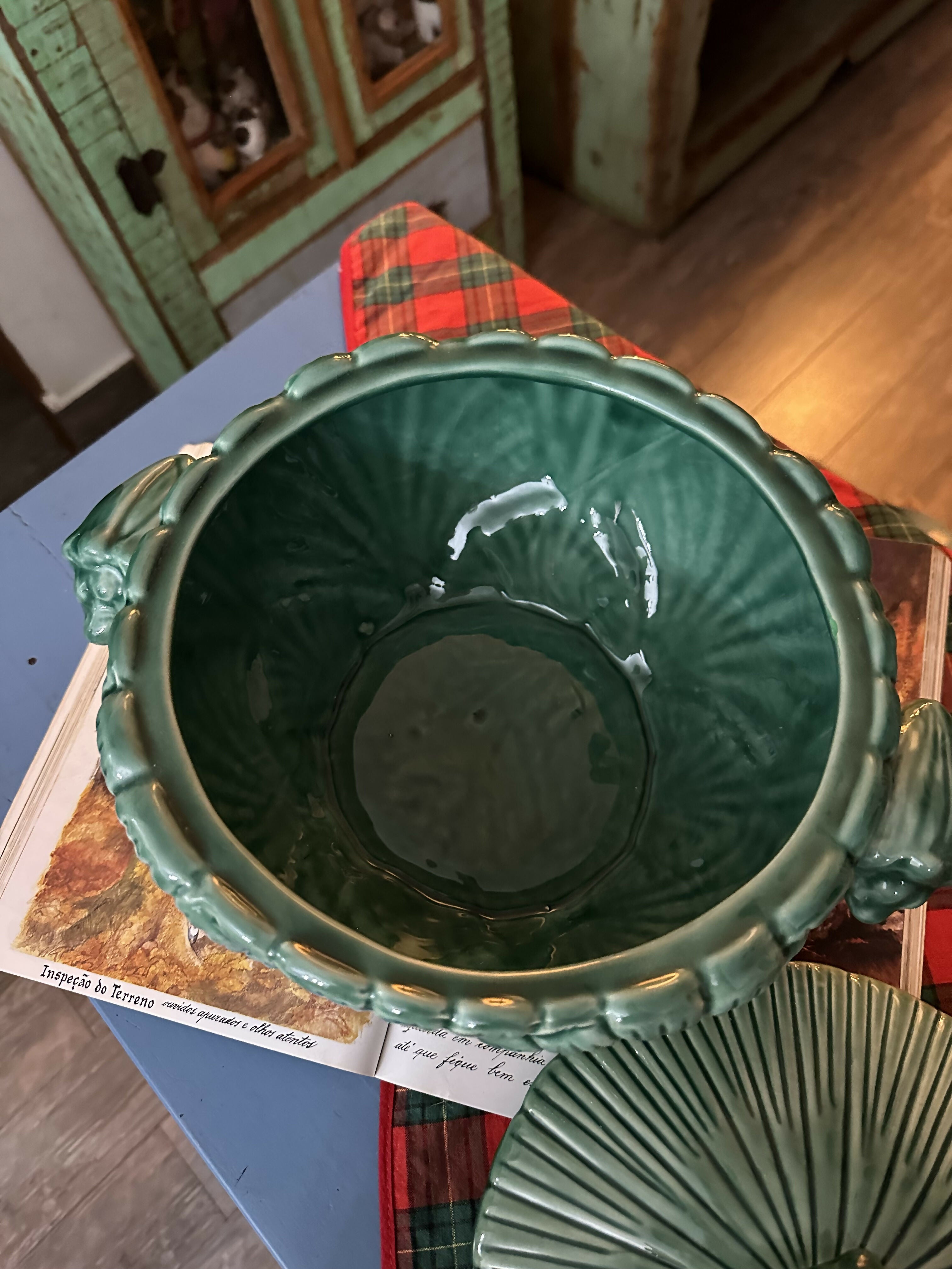 Vintage terrina / sopeira portuguesa generosa verde com ricos detalhes do mar