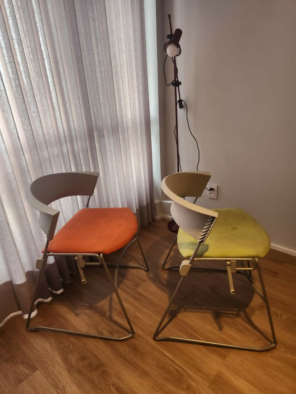 Conjunto de 6 cadeiras giroflex nas cores laranja e verde