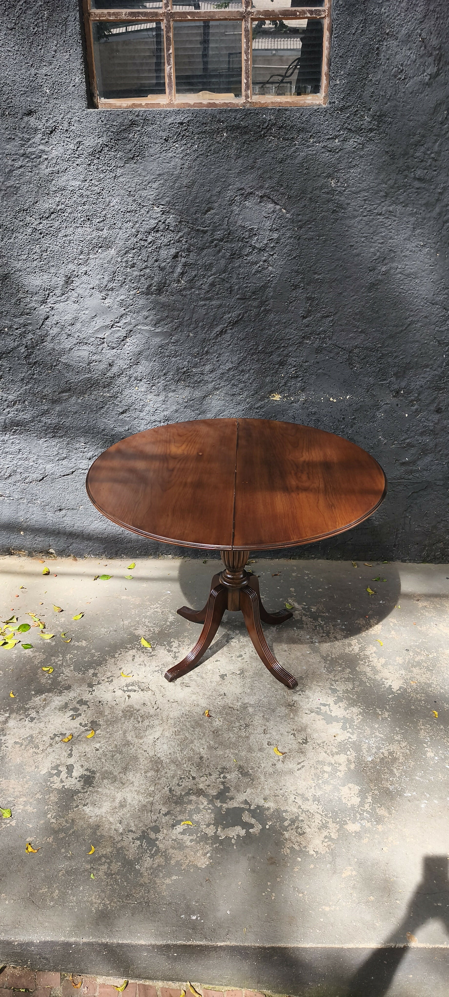 Antigo Aparador que vira mesa de jantar redonda em Imbuia