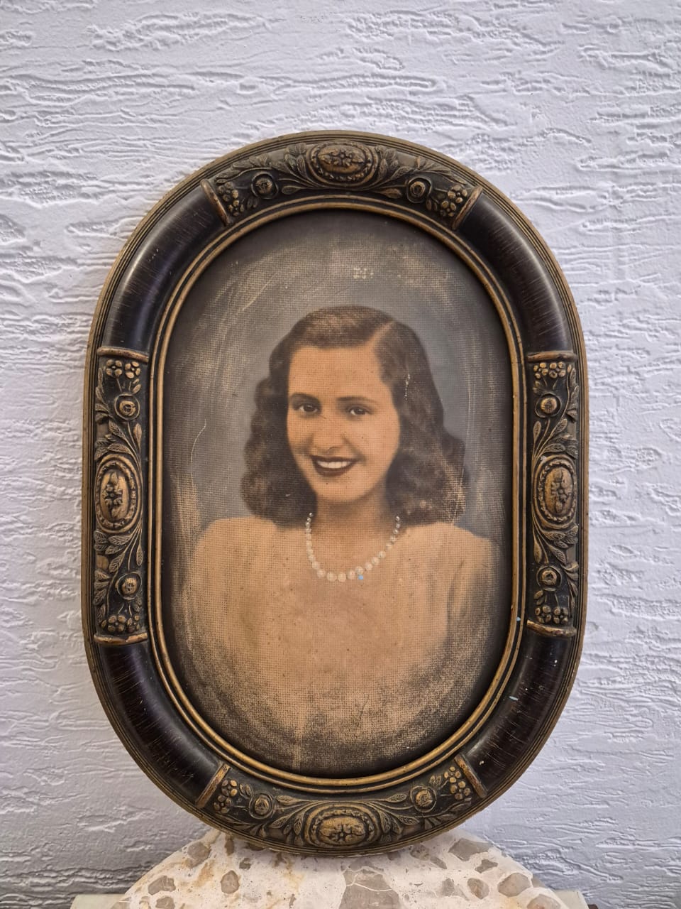 Quadro porta retrato vintage,  anos 40, com foto pintura na clássica moldura oval com detalhes entalhados.  Moldura linda, íntegra, com mínimos detalhes do tempo.
