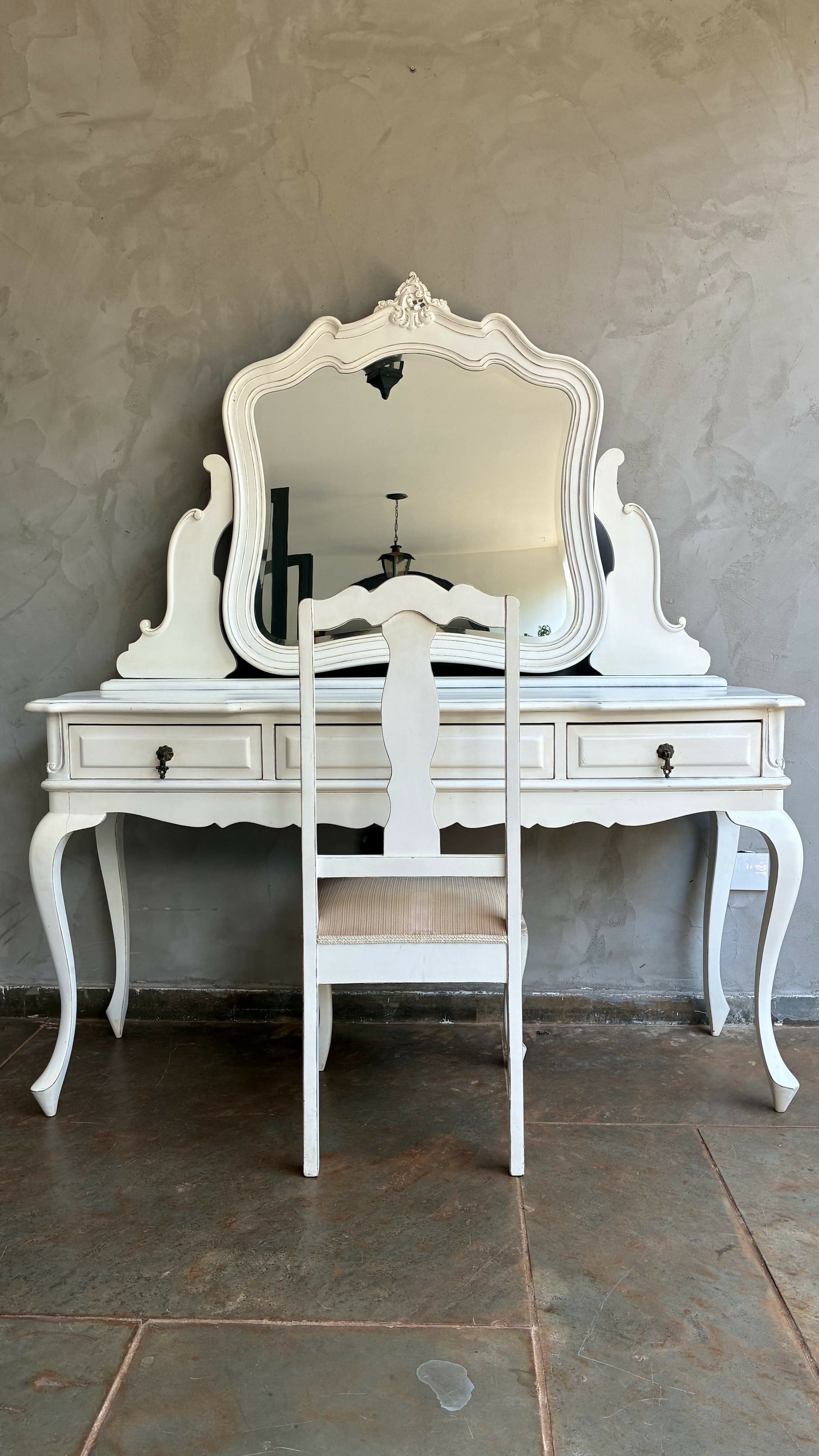 Penteadeira estilo Luis XV com cadeira