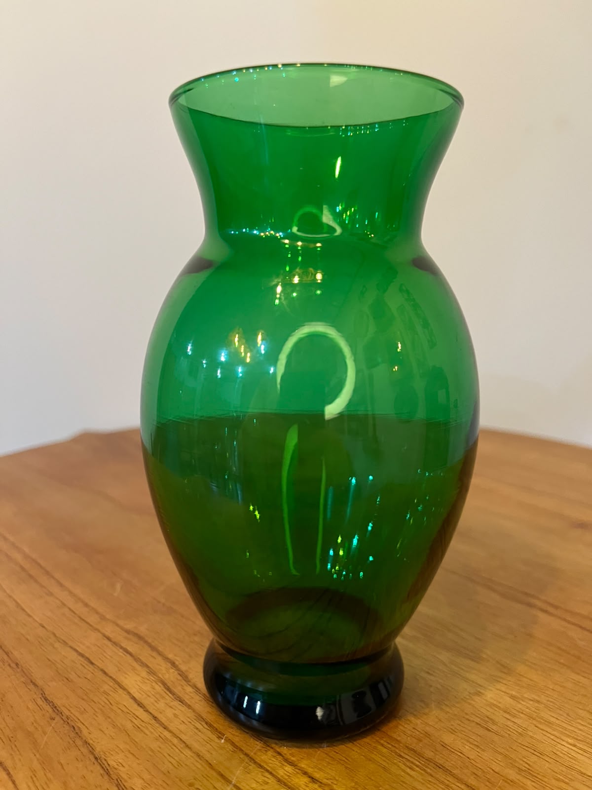 Vaso decorativo em vidro verde esmeralda – 16,5 cm