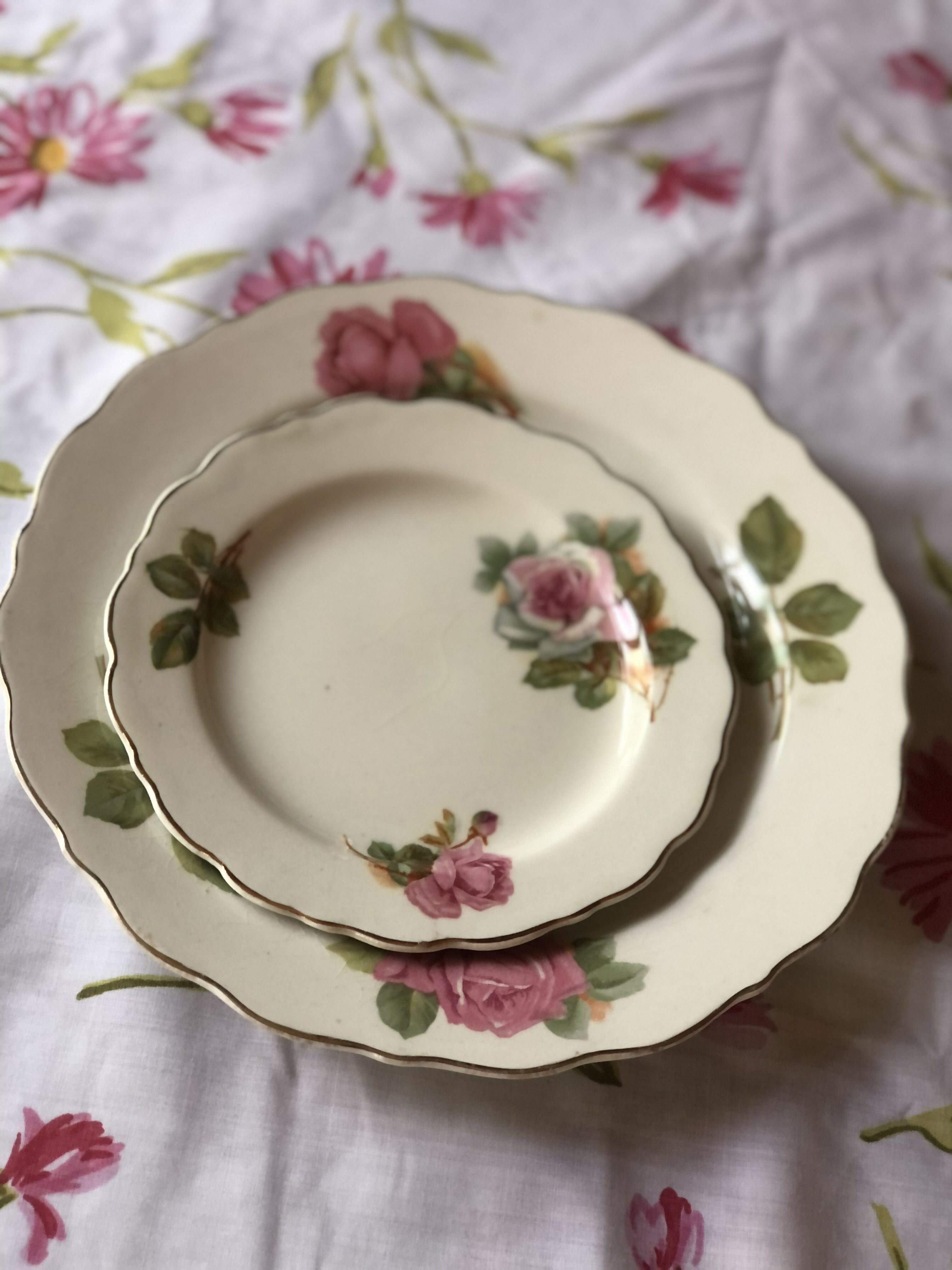 Mesa posta com preciosos pratos ingleses