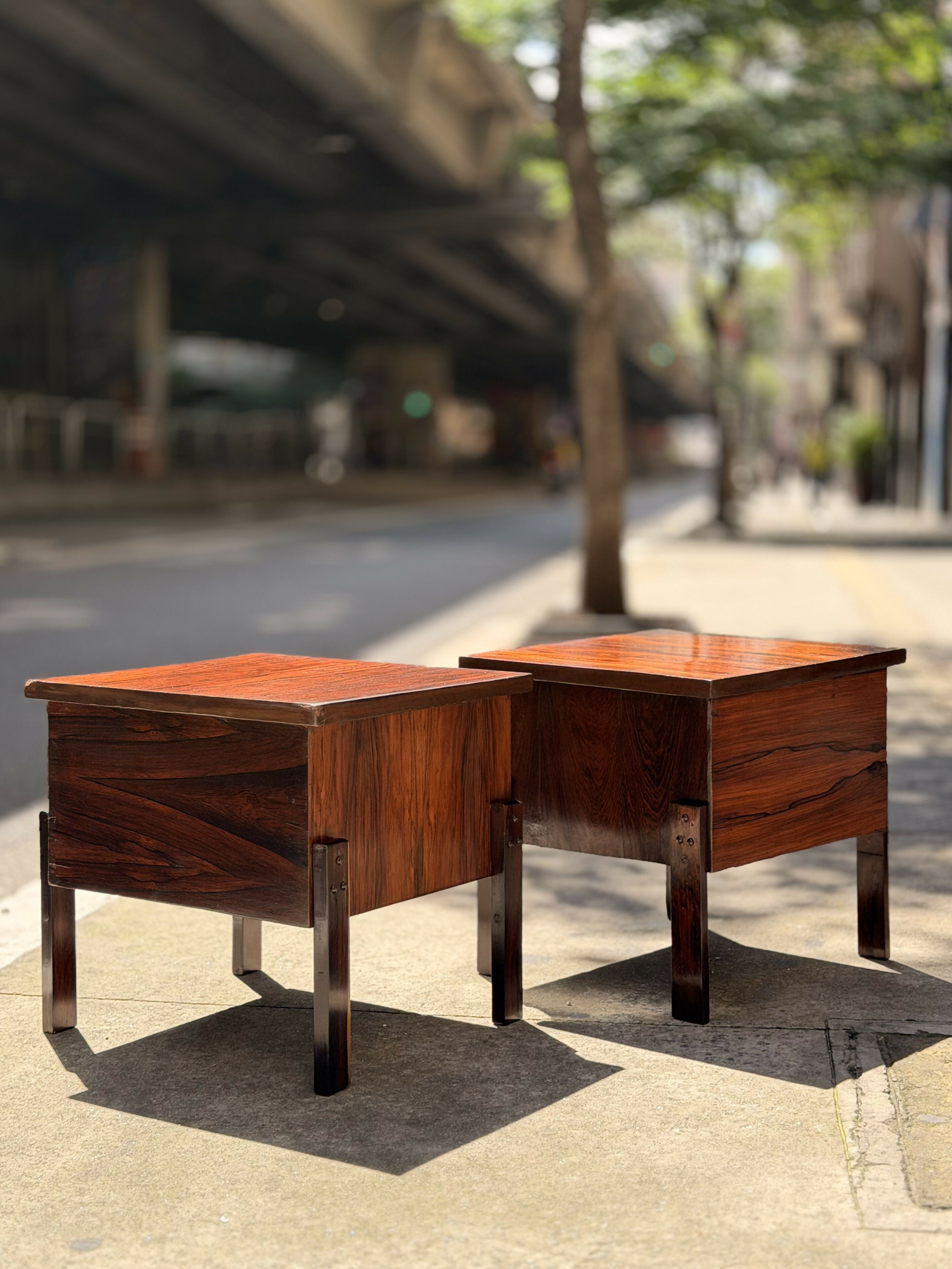 Par de mesas laterais em Jacarandá