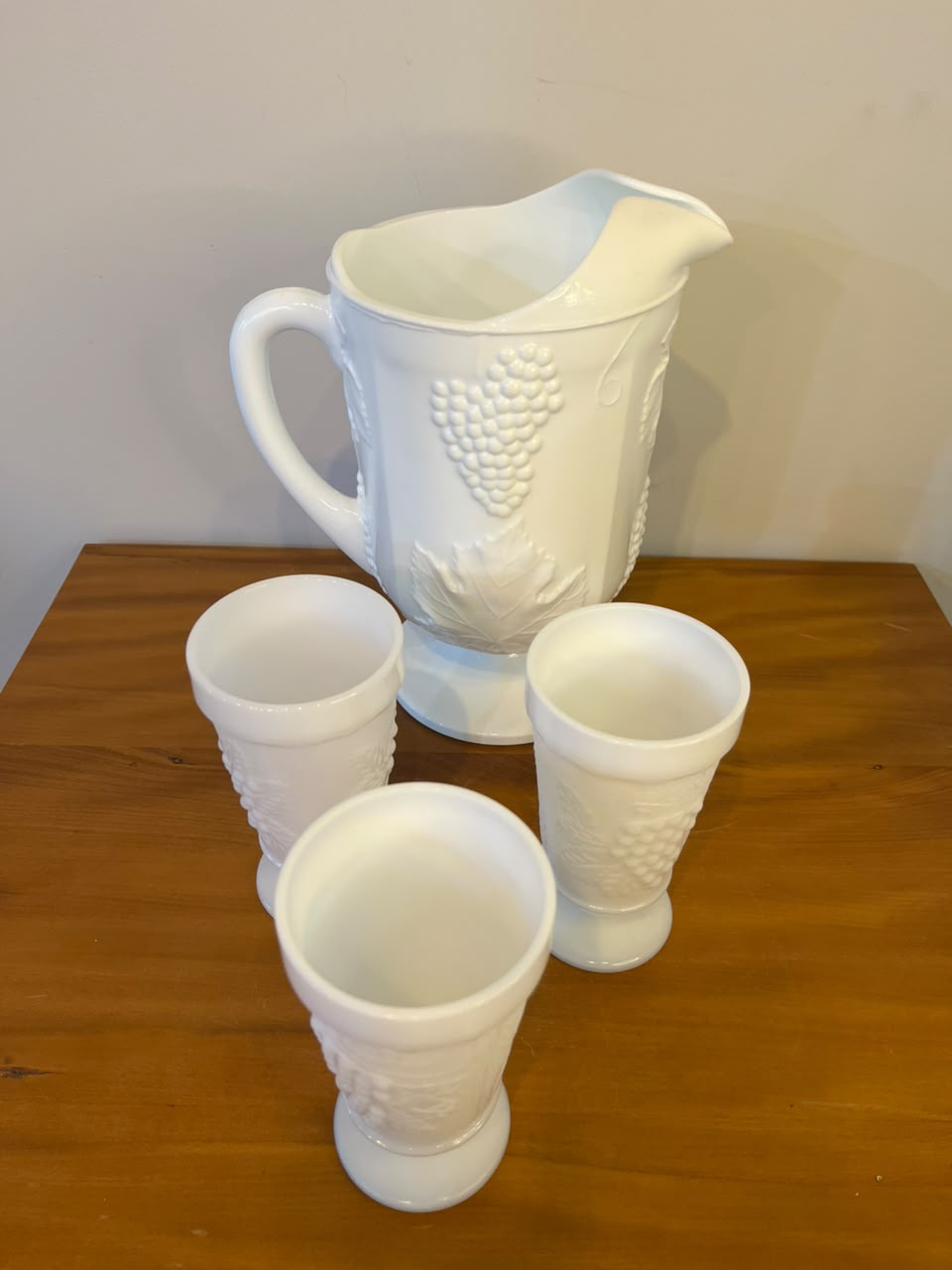 Conjunto em vidro leitoso com jarra e 3 copos – decoração em relevo com uvas