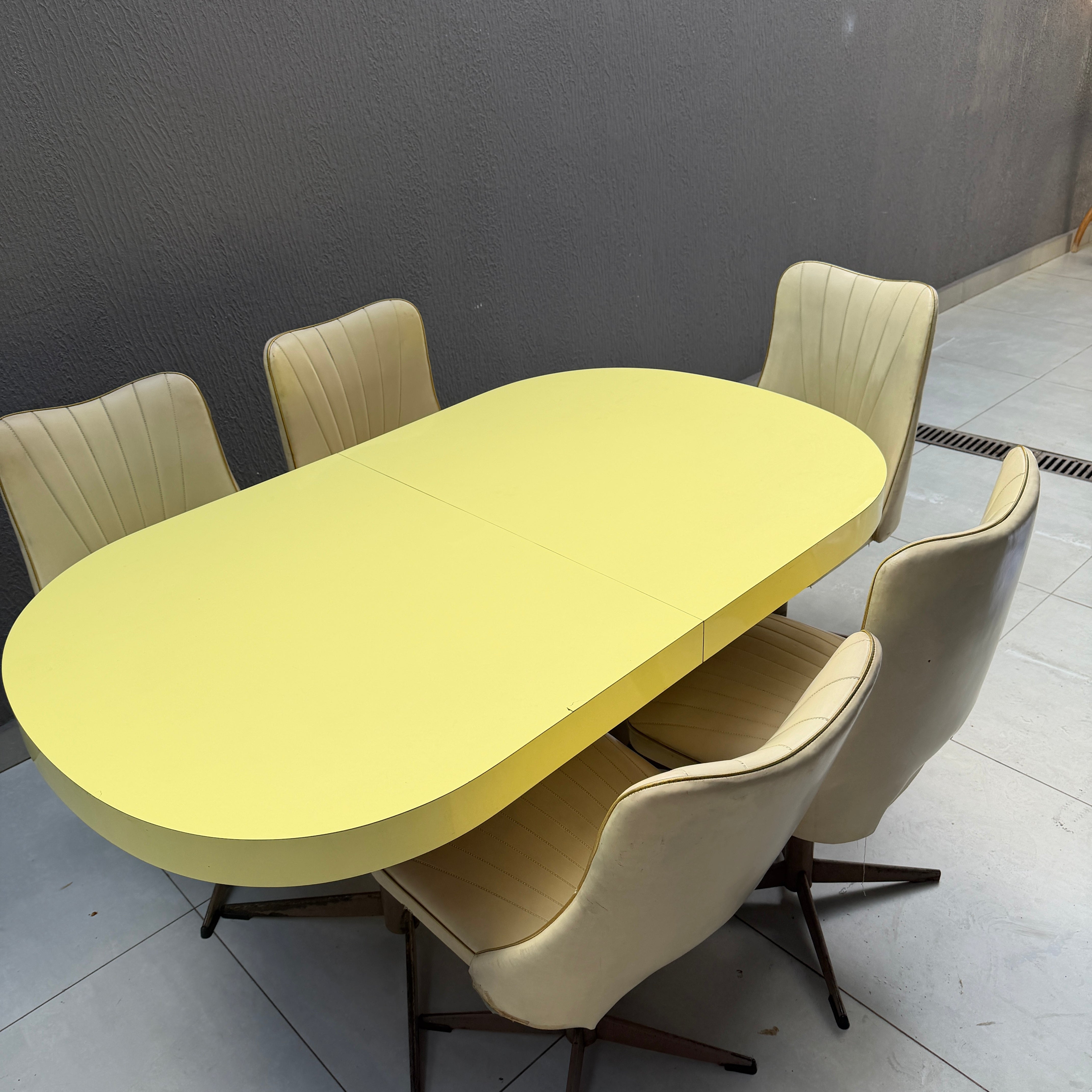 Conjunto Mesa oval Anos 50 em Fórmica Amarela com tampo ajustável + 5 Cadeiras Concha Giratórias