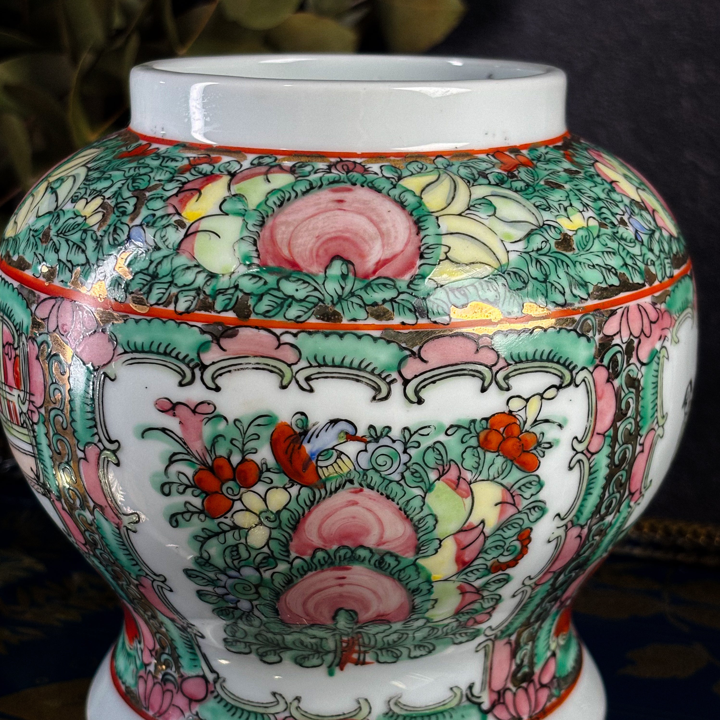 Potiche chinês Família Rosa com tampa em porcelana pintada à mão, anos 1970/1990