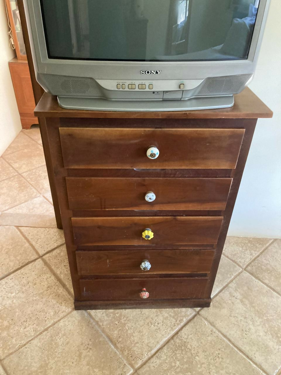 Comoda / Gaveteiro maciço com puxadores franceses