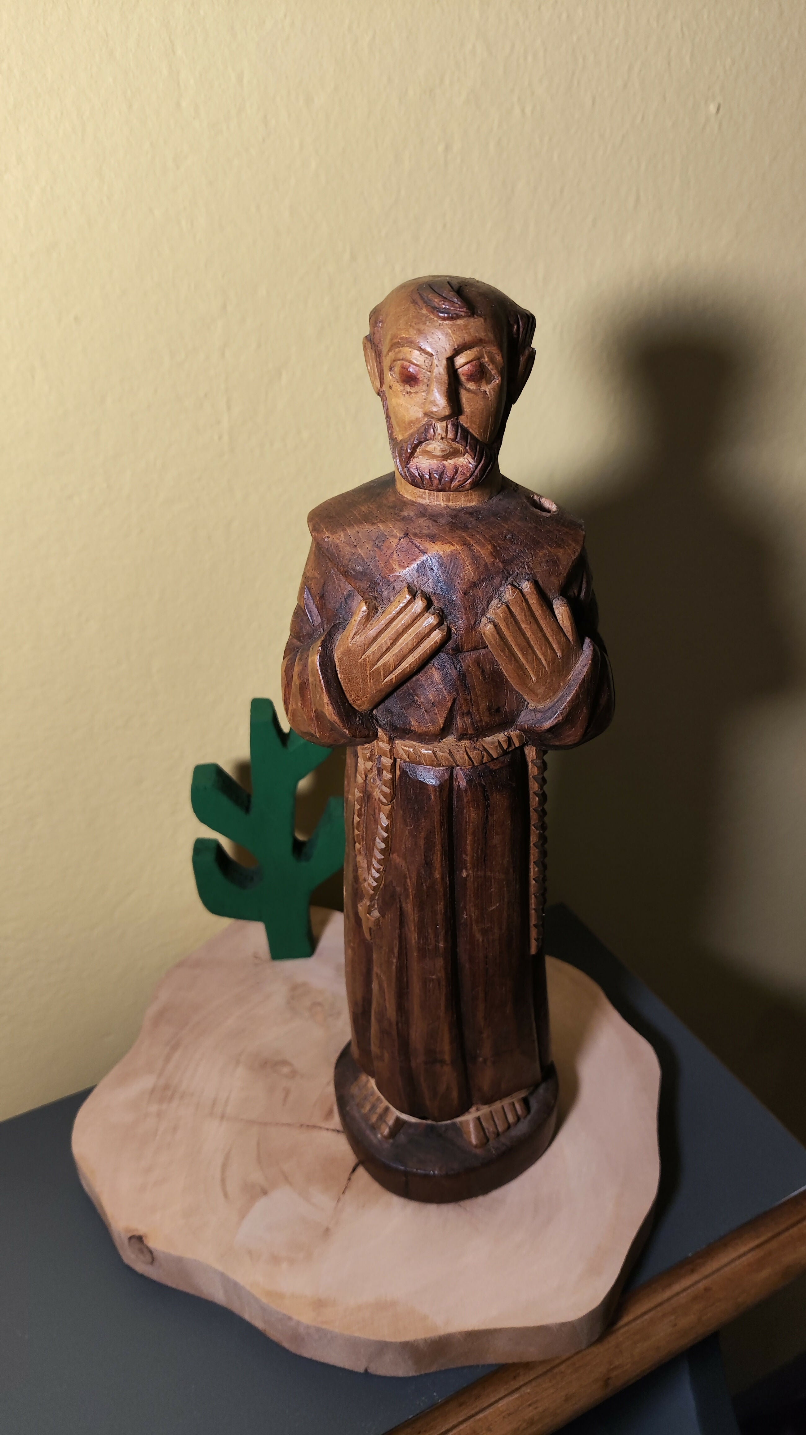 Linda escultura de São Francisco em madeira