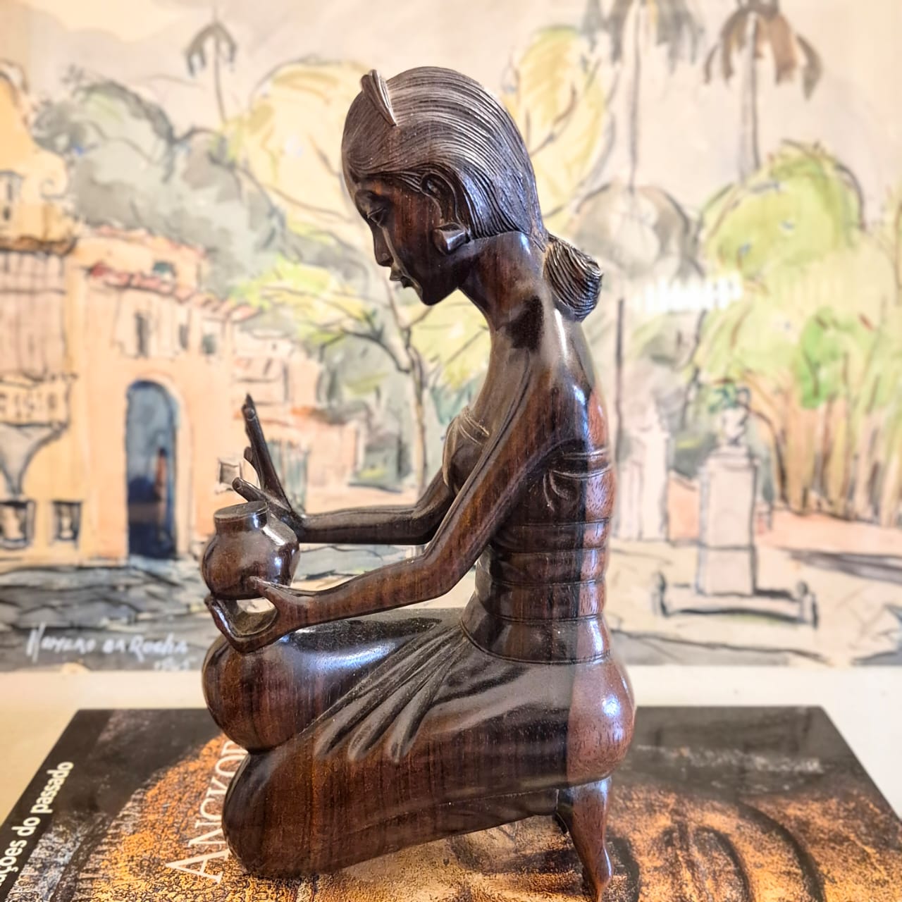 Escultura linda, de tirar o fôlego,  feita em ébano balinês.  Talhada em bloco único, estilo Art Decó (anos 30/40), representando a Dewi Sri, divindade do arroz, da fertilidade e da prosperidade.
