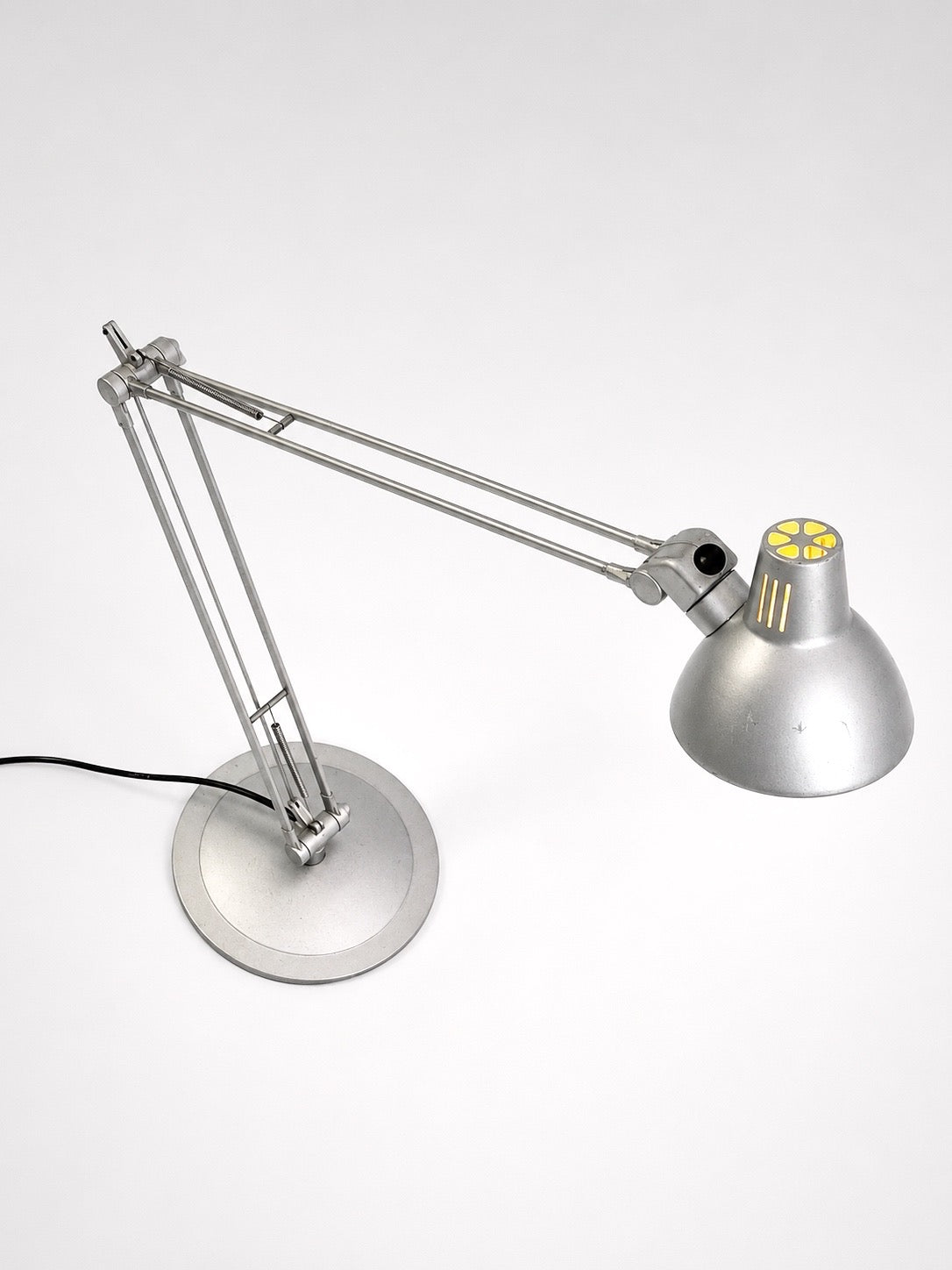 Luminária cromada articulada