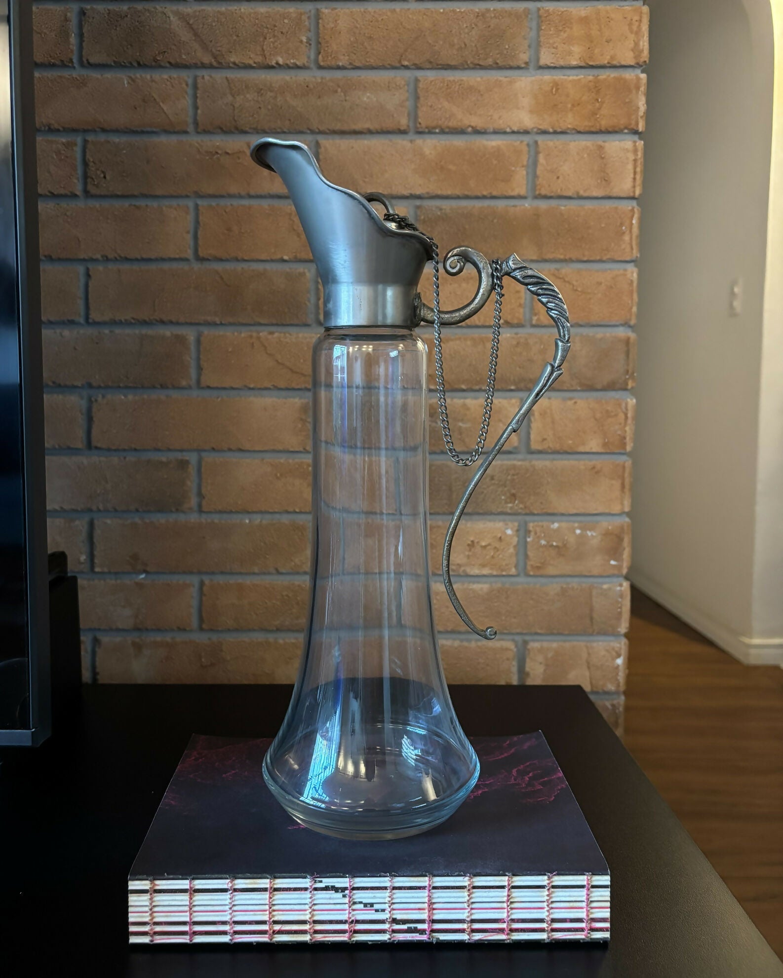 jarra / decanter de vinho em vidro com tampa em metal e cortiça