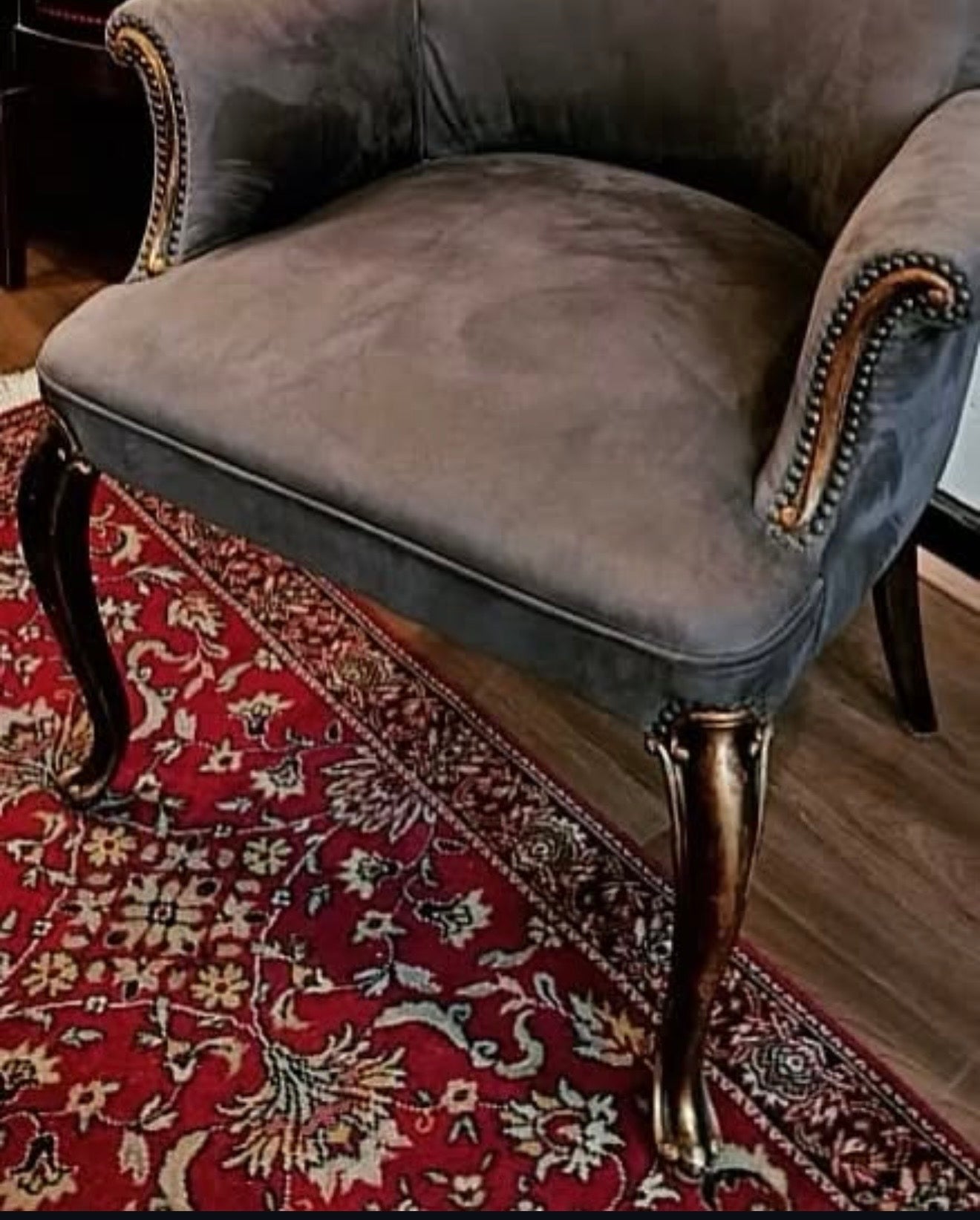Poltrona Clássica em Suede Cinza