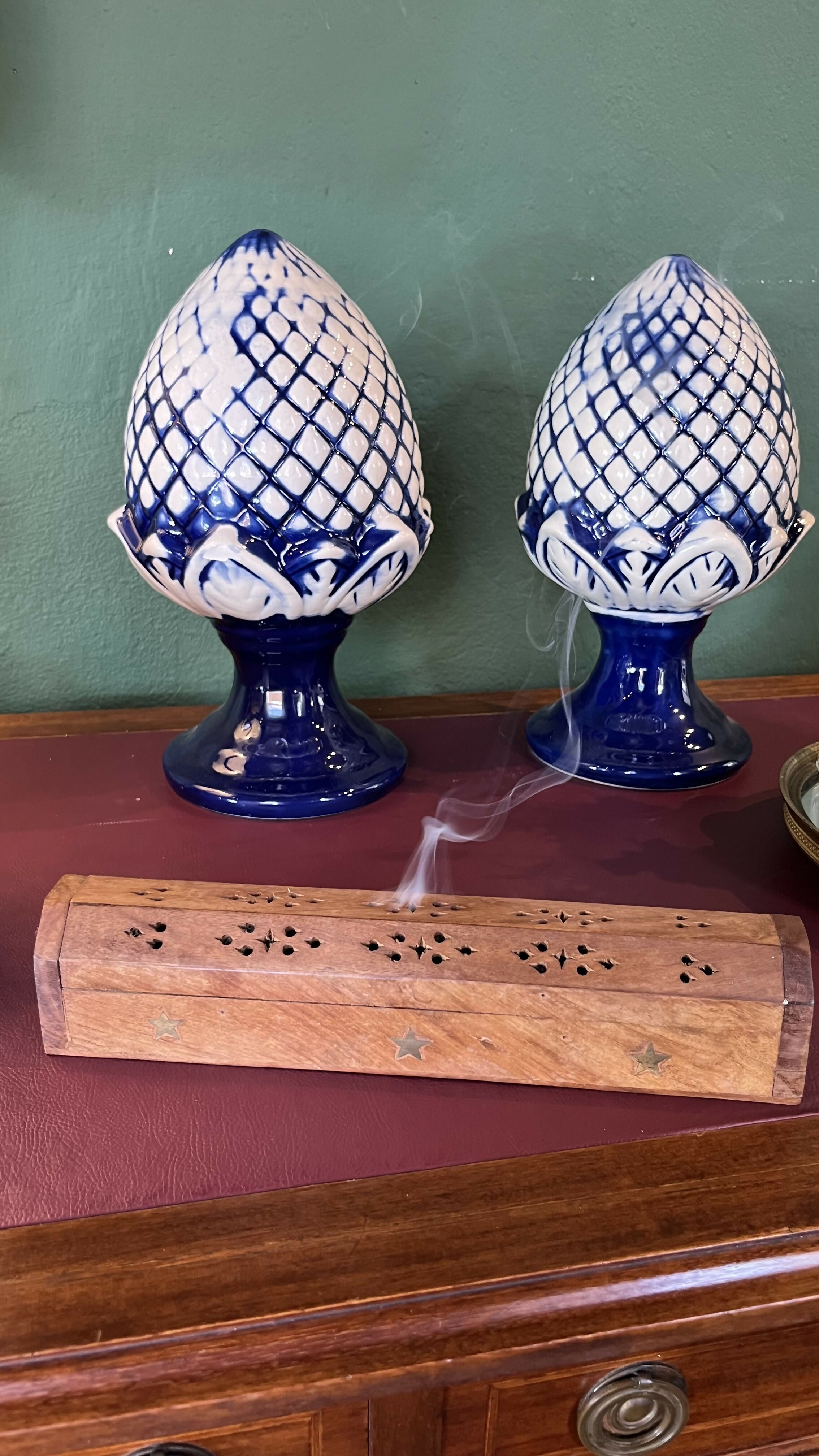 Par de pinhas em faiança brancas e azuis