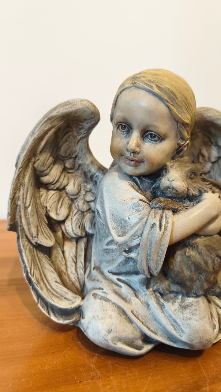 Anjo Decorativo Abraçando Coelho – Escultura De Inspiração Clássica
