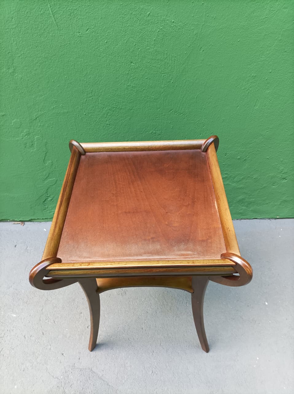Mesa Lateral Vintage em Madeira com Tampo Quadrado e Detalhes Curvos