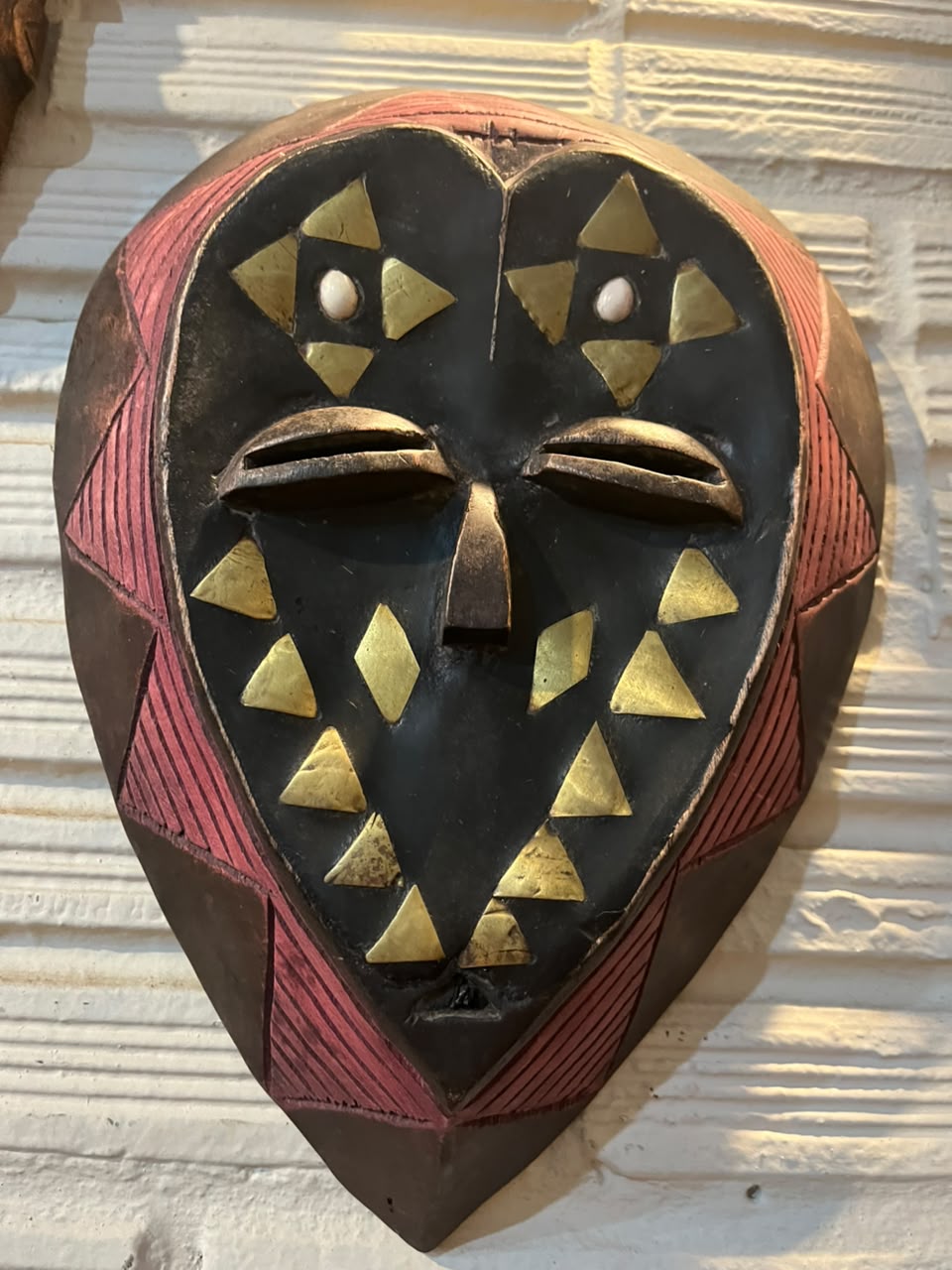 Máscara decorativa africana em madeira entalhada e policromada — 35 × 25 cm