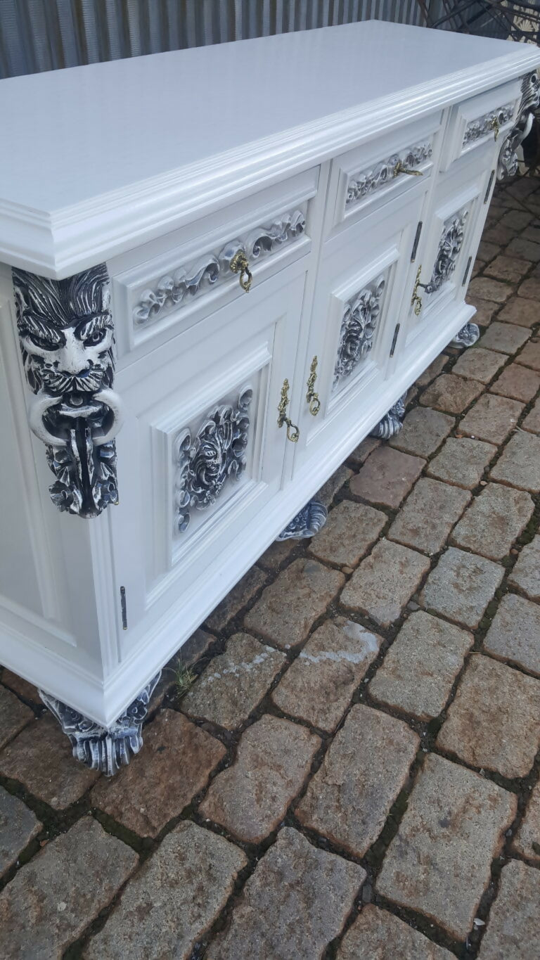 Buffet Leão Vintage em laca branca envelhecida