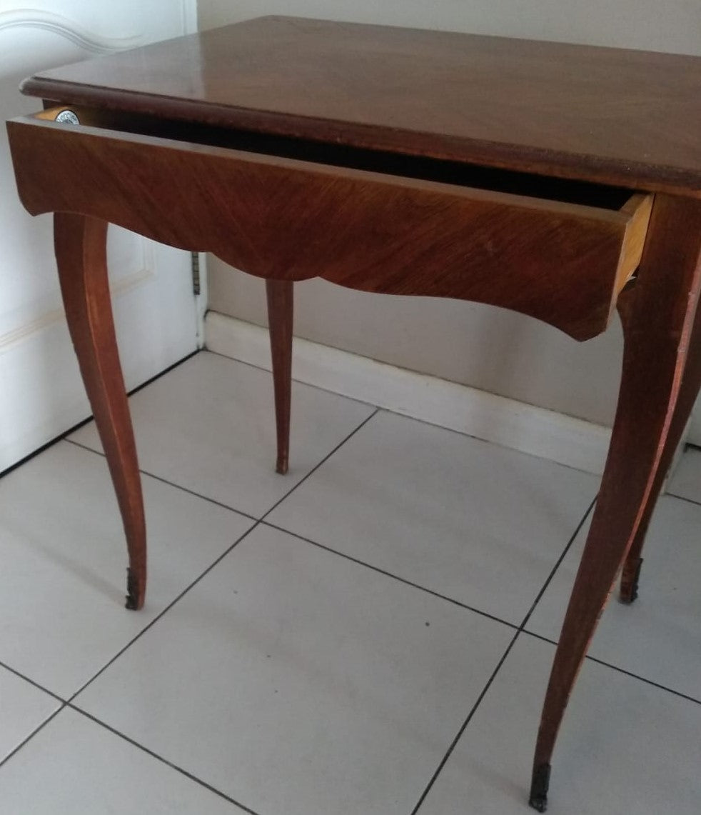 mesa central ou lateral com gaveta estilo Luis XV