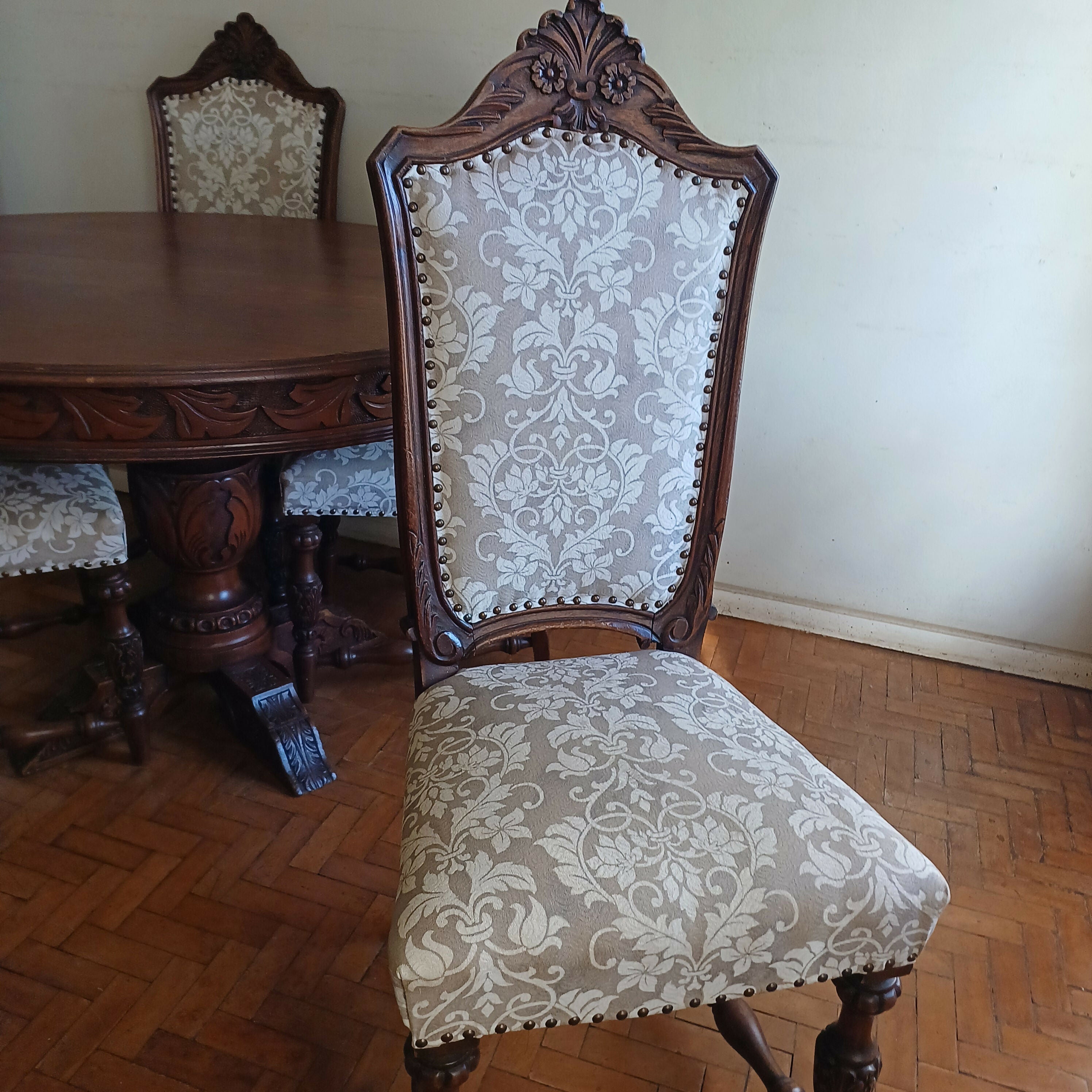 Jogo de Jantar (mesa e 6 cadeiras) e Bar / Armário em madeira maciça