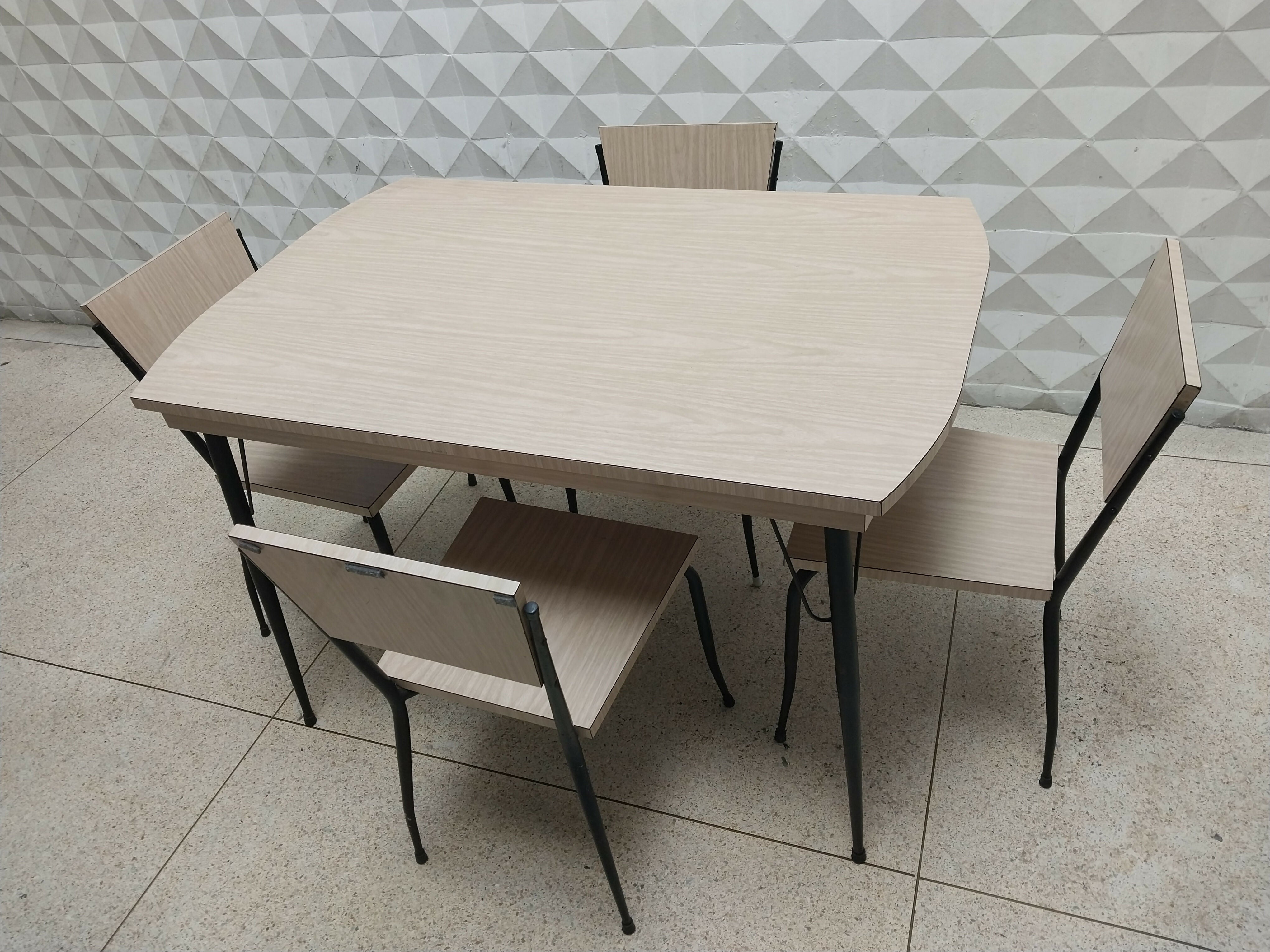 Mesa de Cozinha com 4 Cadeiras Anos 60 em Fórmica