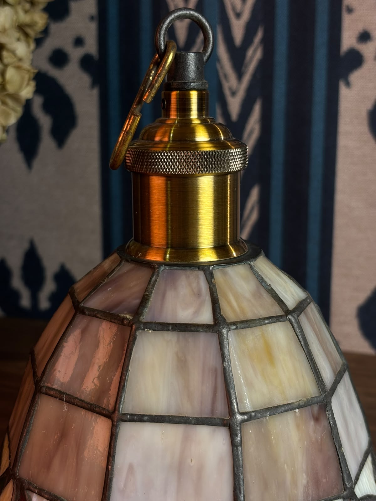 Luminária Pendente Artesanal em Vitral de Pasta de Vidro Americana, Estilo Tiffany - Peça Única