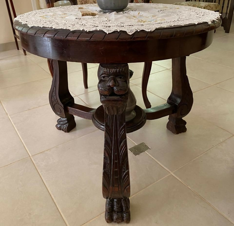 Mesa de centro redonda Renascença em madeira maciça - pés com figura de leão