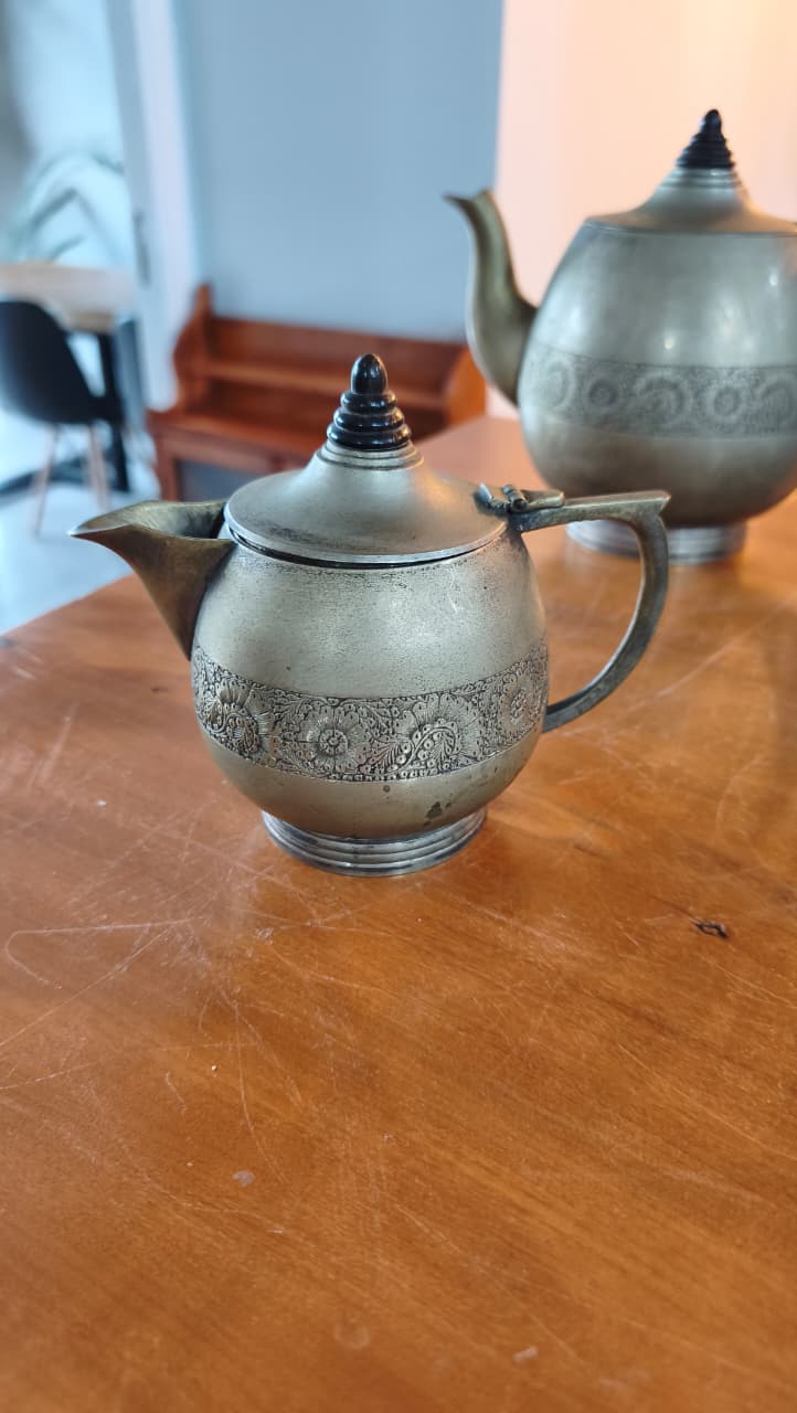 Conjunto Antigo para Chá e Café em Latão com Detalhes Florais – 4 Peças