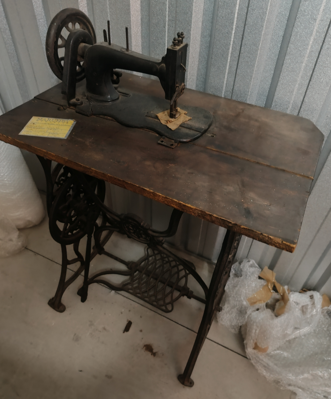 Máquina de Costura Singer Antiga com Mesa