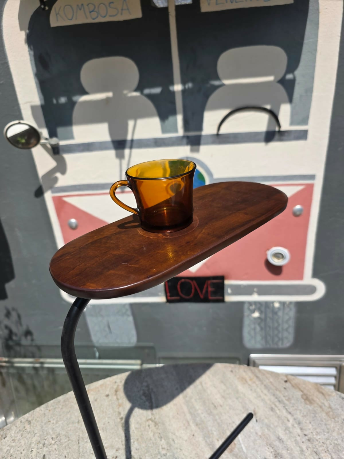 Mesa canto / café em ferro com tampo em imbuia maciça.