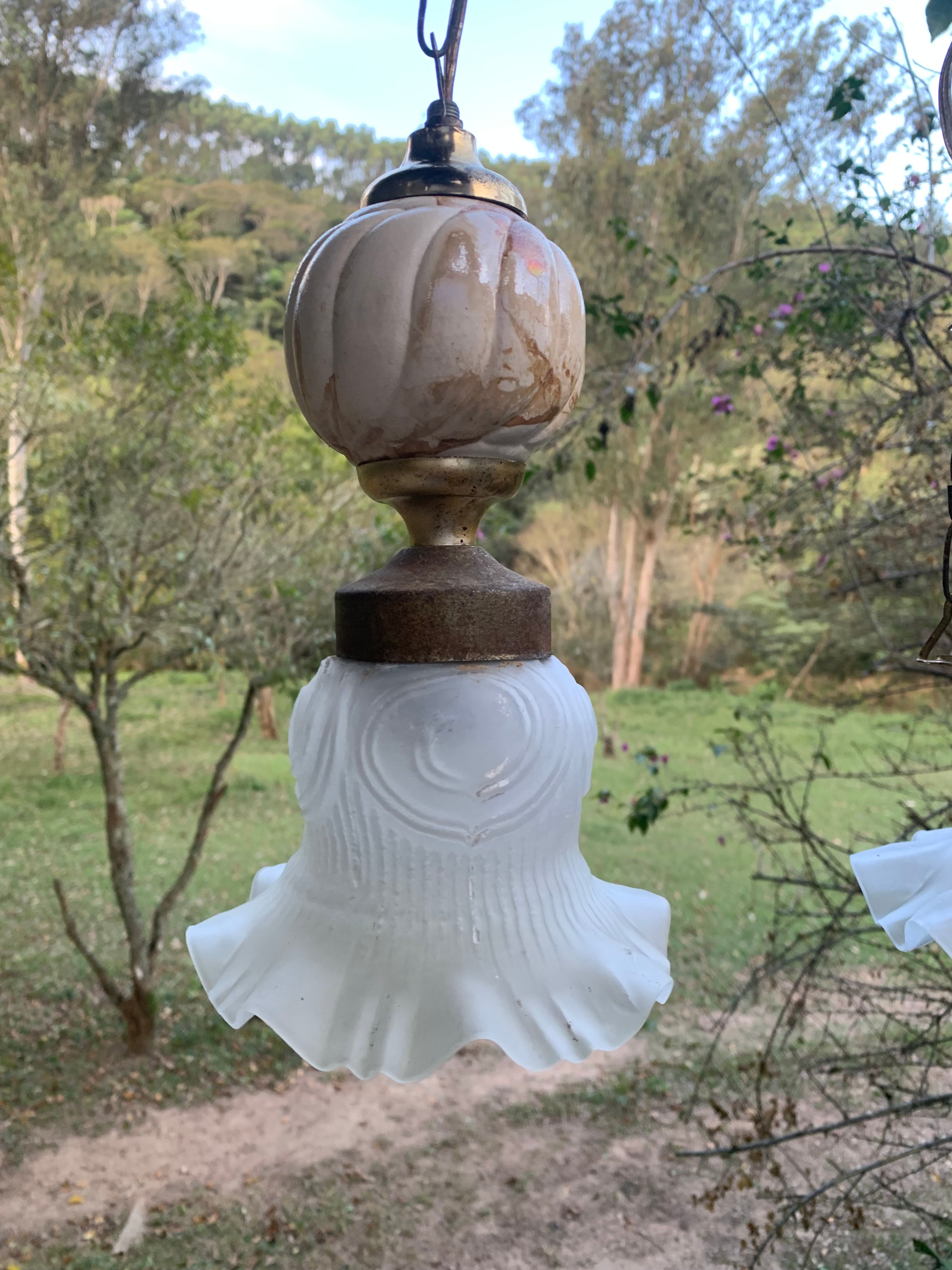 Lindo par de lustres antigos em faiança e vidro