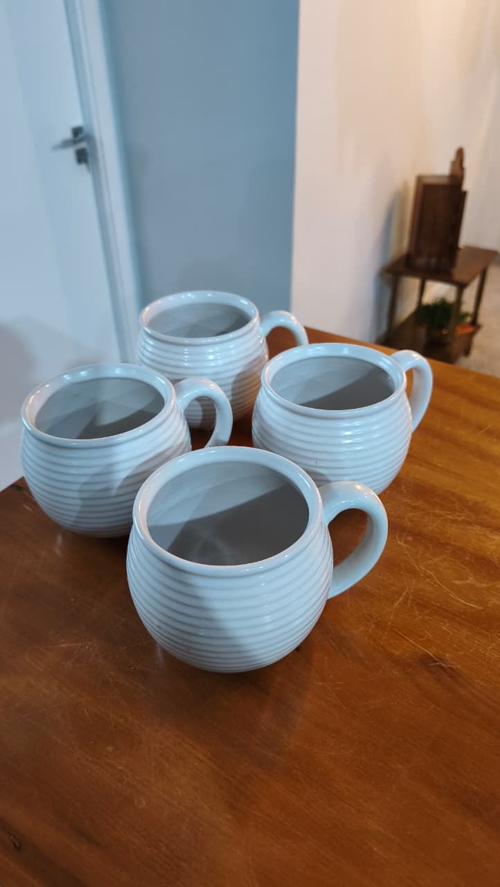 Conjunto de 4 Canecas grandes em Cerâmica Branca – Acabamento Canelado
