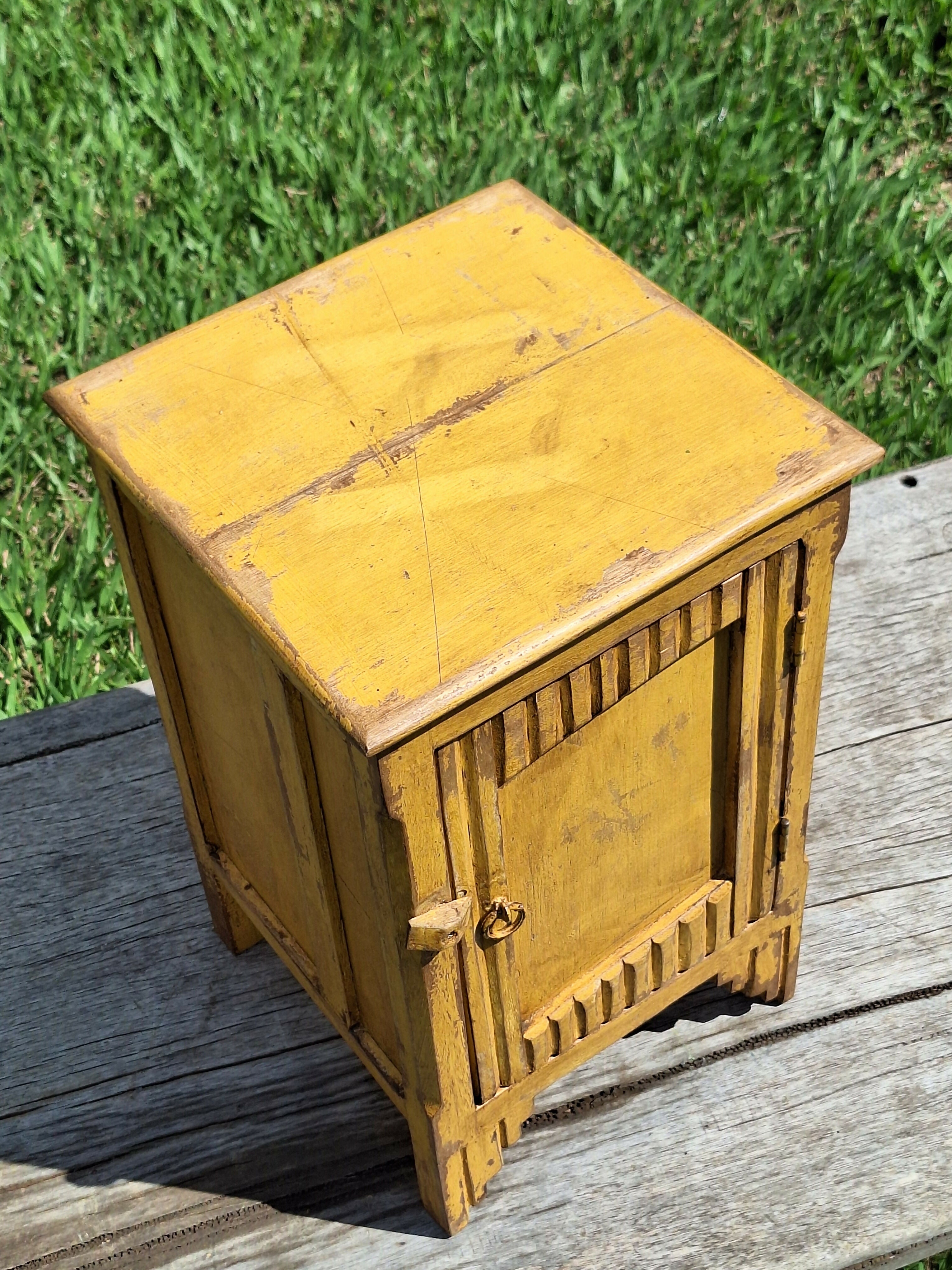 Mesinha de Cabeceira / Armarinho Tinta Gasta Amarela Madeira Maciça Garimpo Mineiro