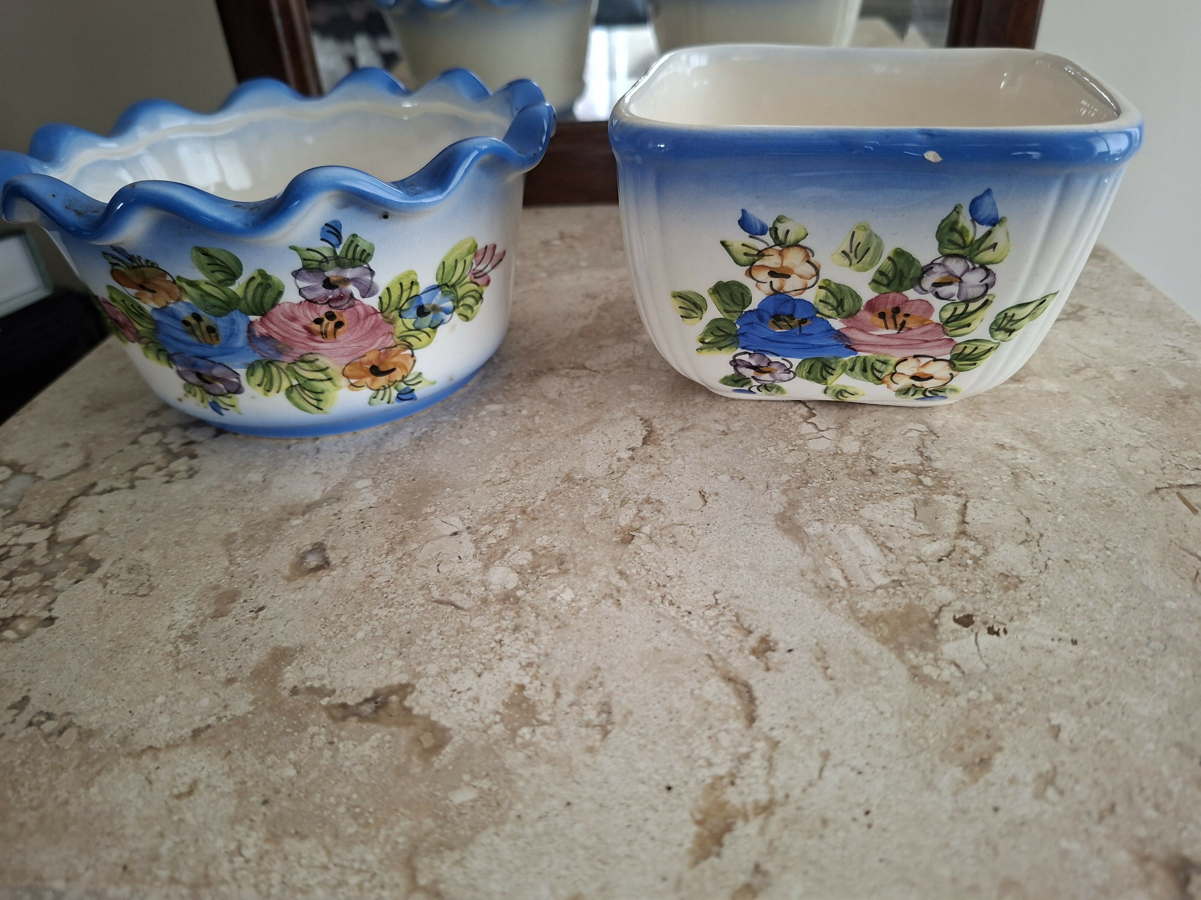 Par cachepots em porcelana com desenhos florais