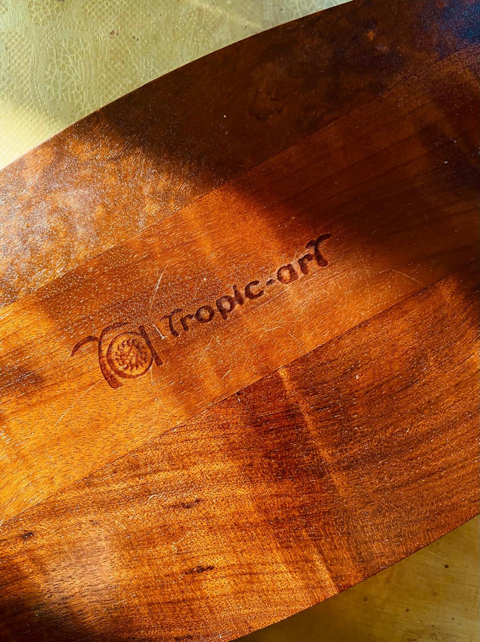 Tábua Oval Tropic Art em Imbuia com Alças em Inox DMCPS_069)