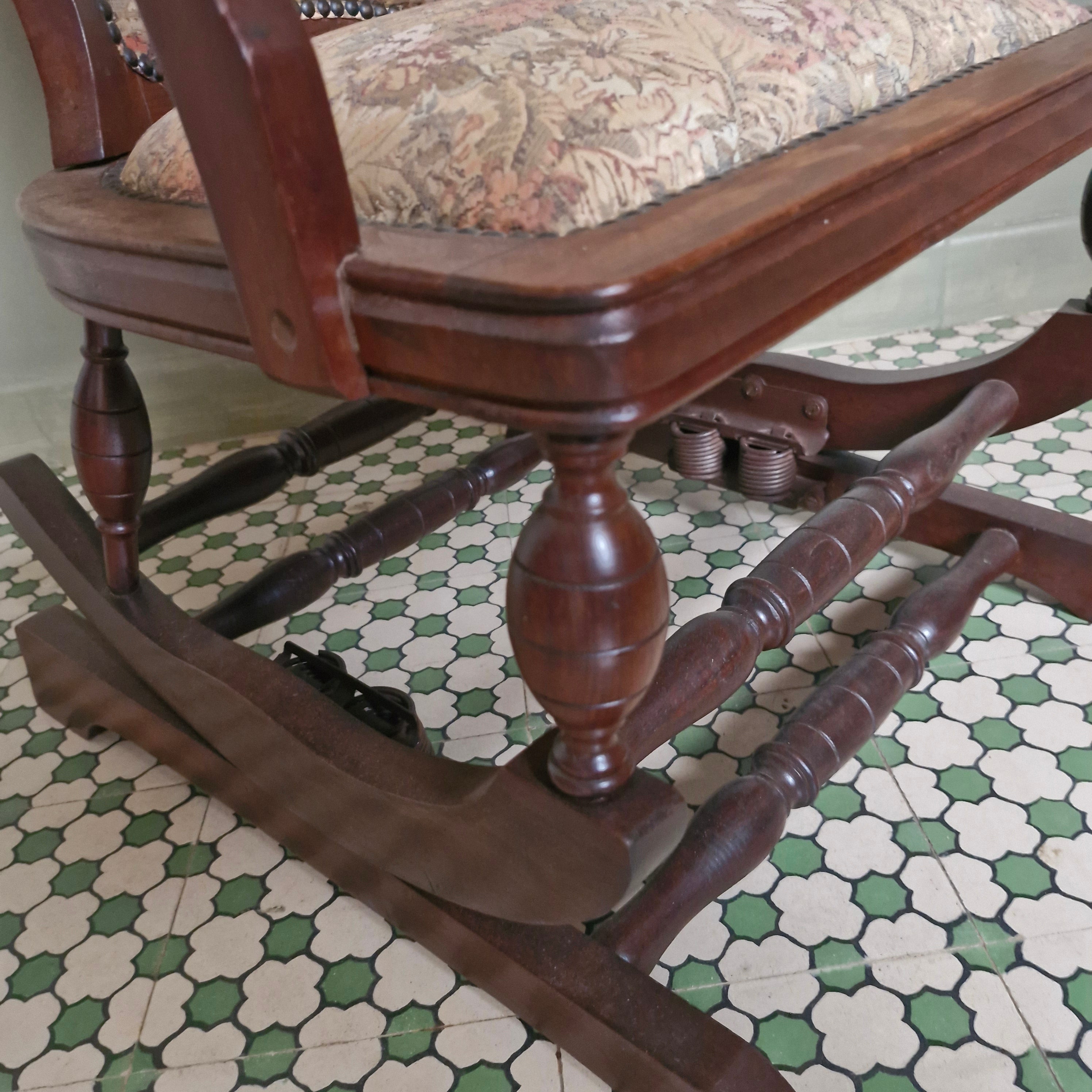Cadeira de Balanço com estofado floral 