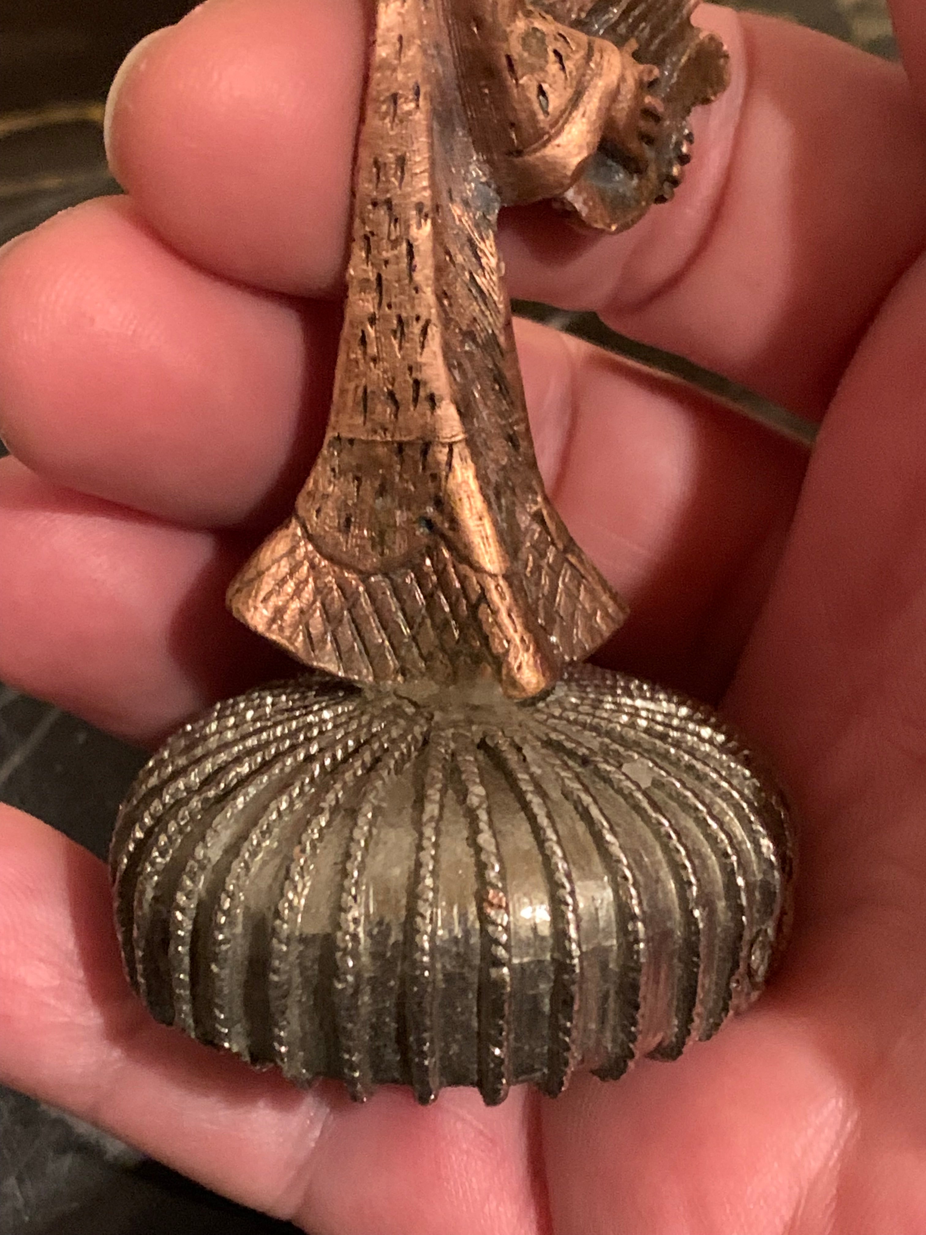 Linda estatueta de anjo em cobre ricamente trabalhada