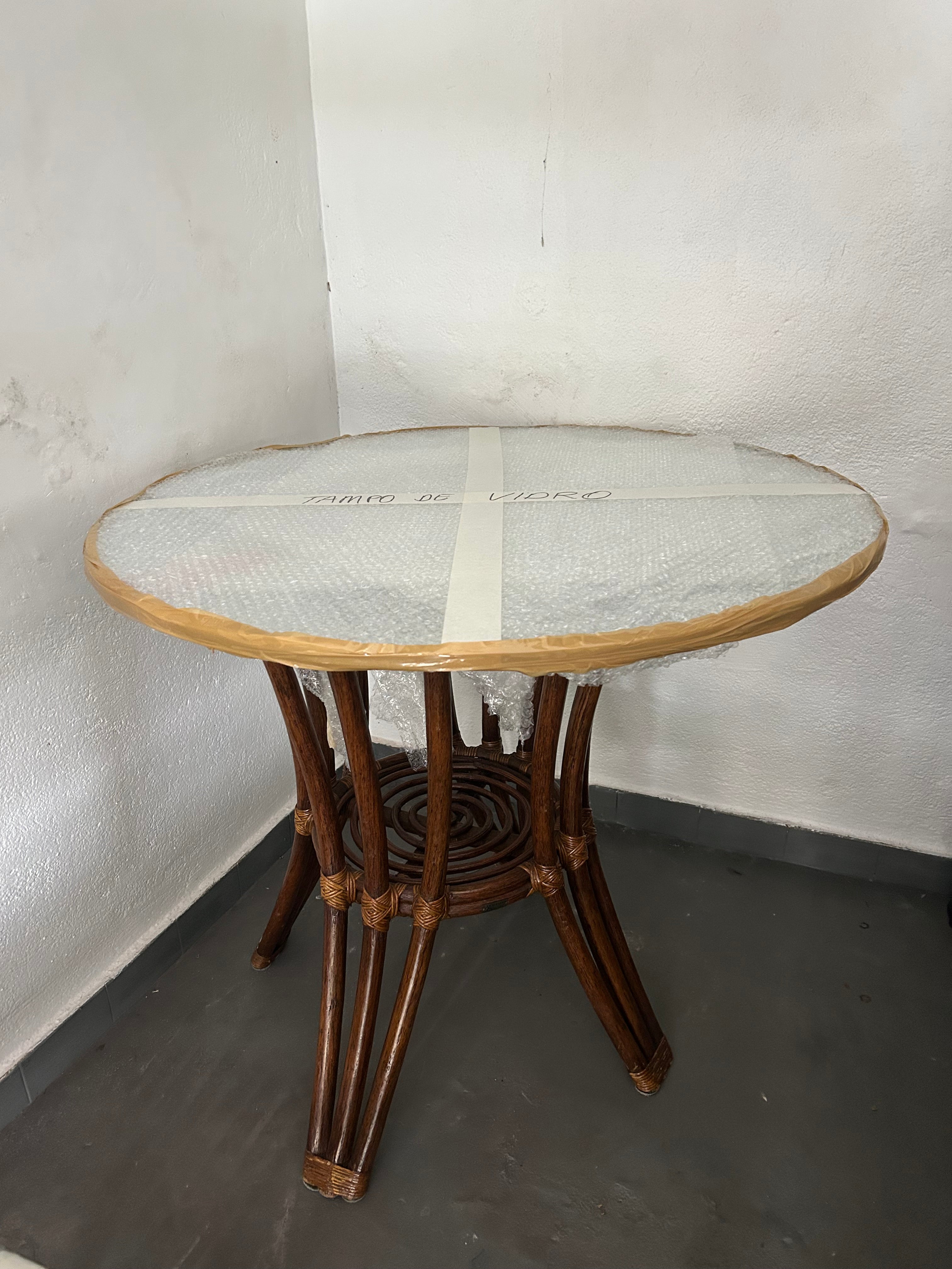 Mesa de jantar redonda em vime com 4 cadeiras. com assento estofado claro 