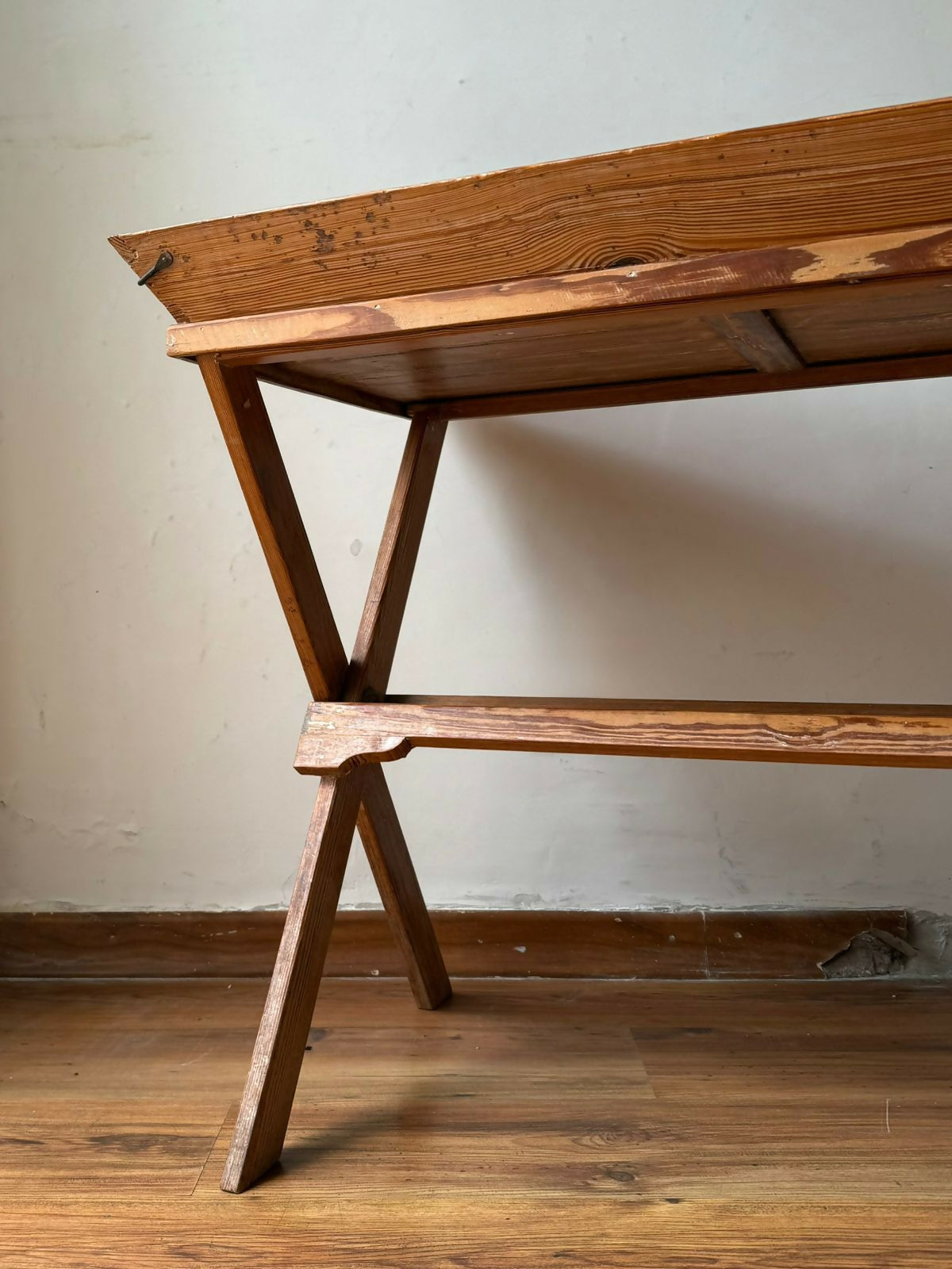 Mesa em pinho de riga, tipo cavalete