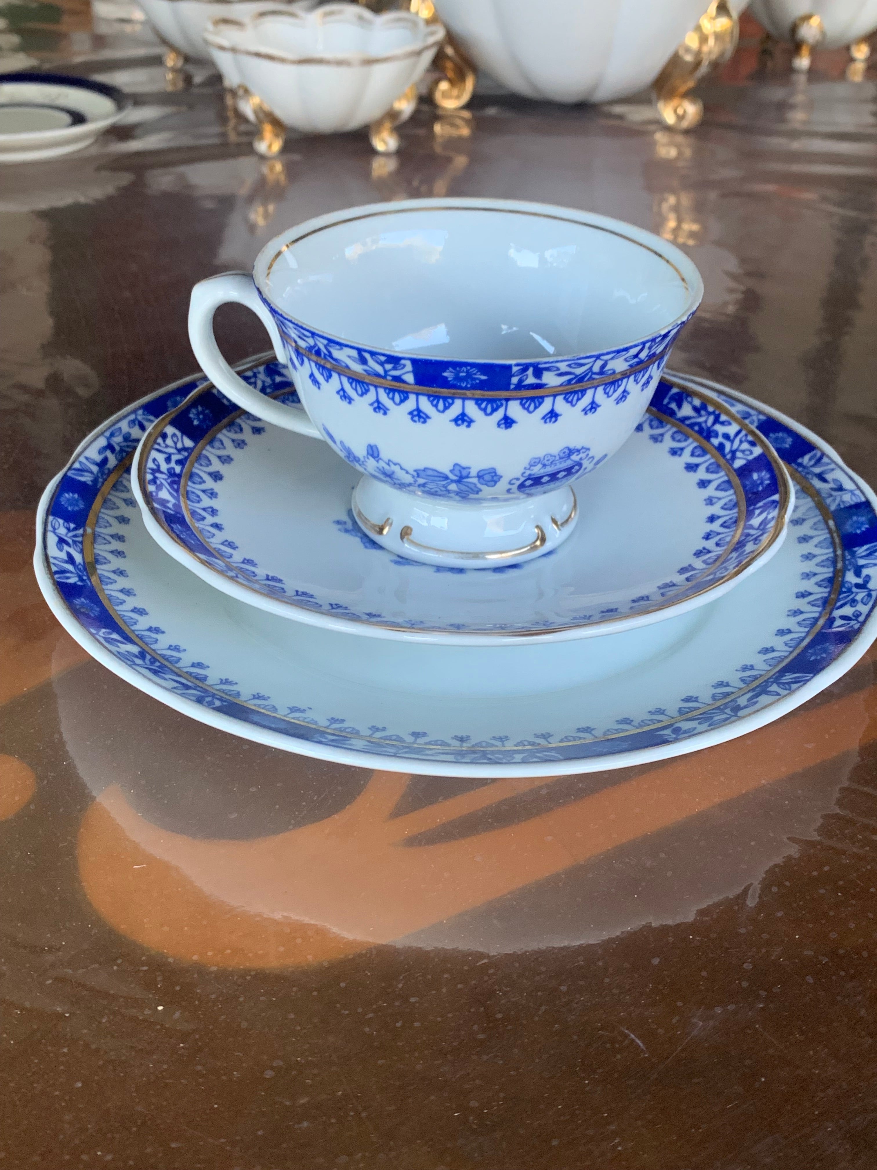 Lindo e antigo trio de chá em porcelana Real em tom azul cobalto com flores e filete dourado 