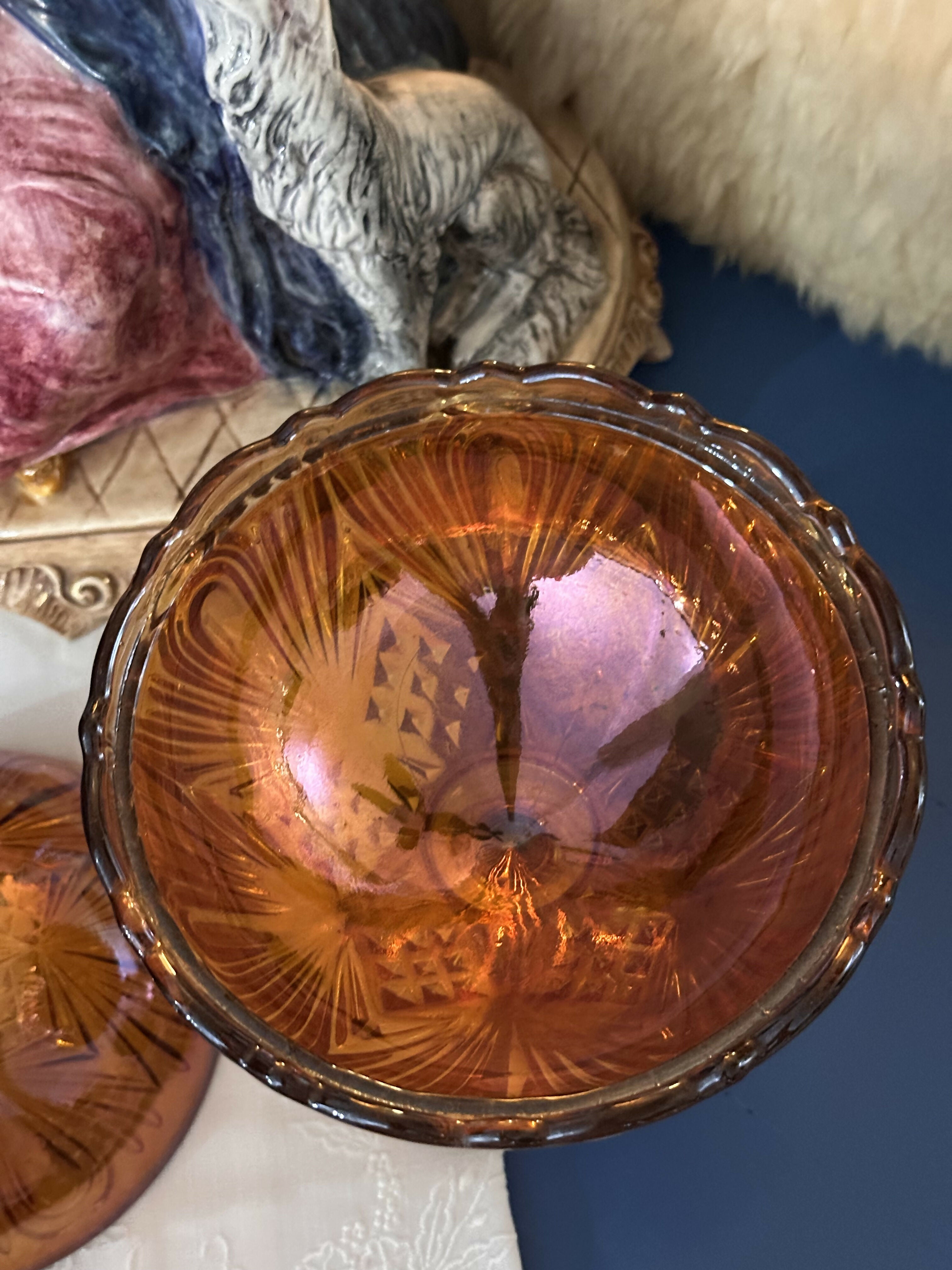 Maravilhosa compoteira antiga de Carnival Glass na cor “fogo” / “marigold” modelo “Lágrima” ou “Gota” em perfeito estado