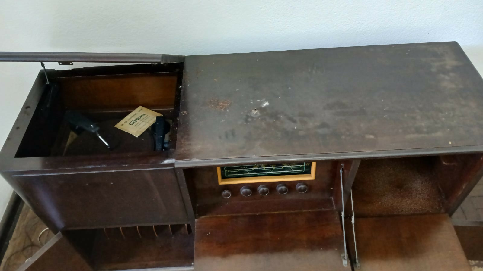 CÔMODA, radio e toca disco antigo anos 50 madeira maciça.