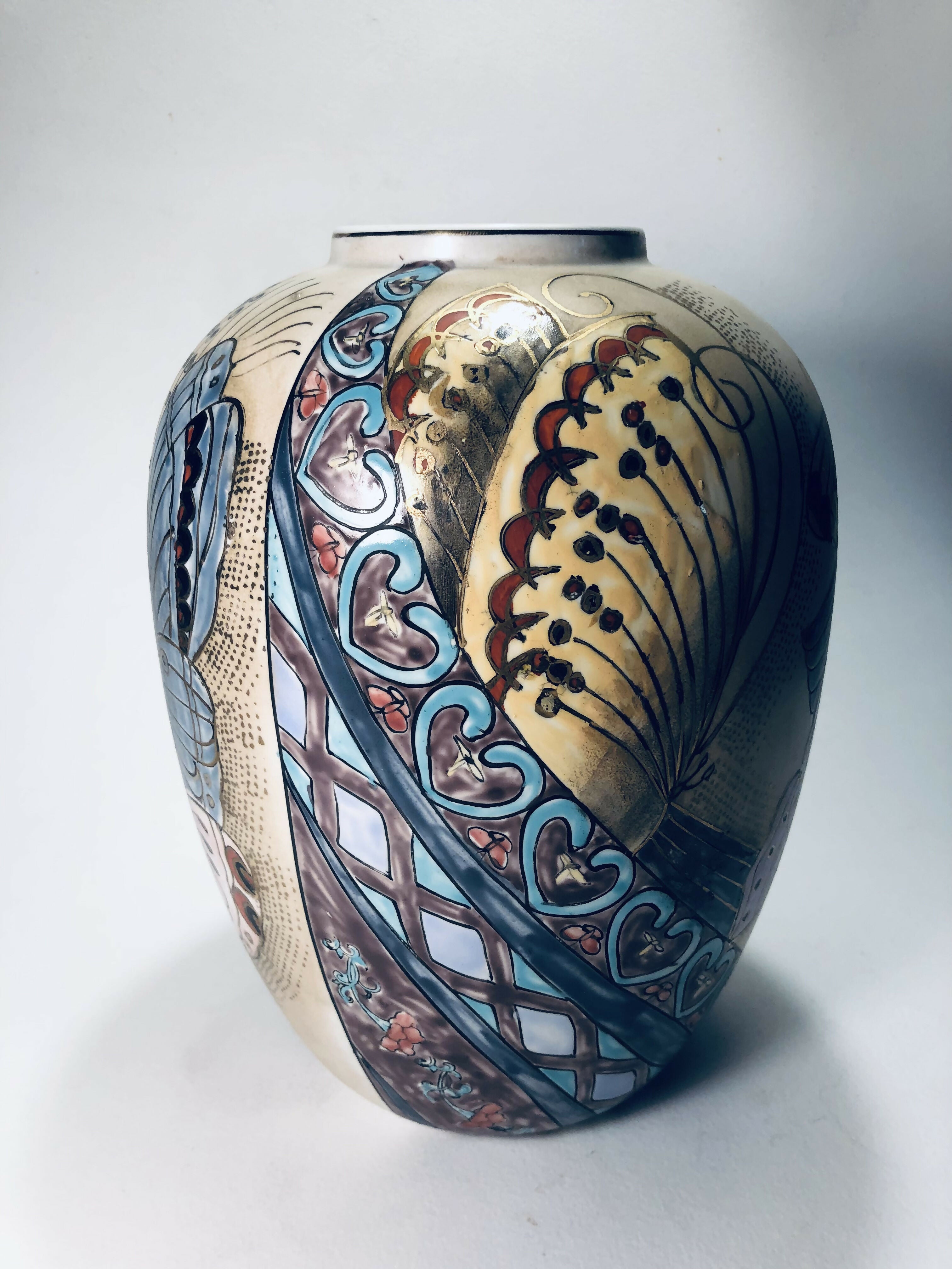 Vaso francês decorado com borboletas