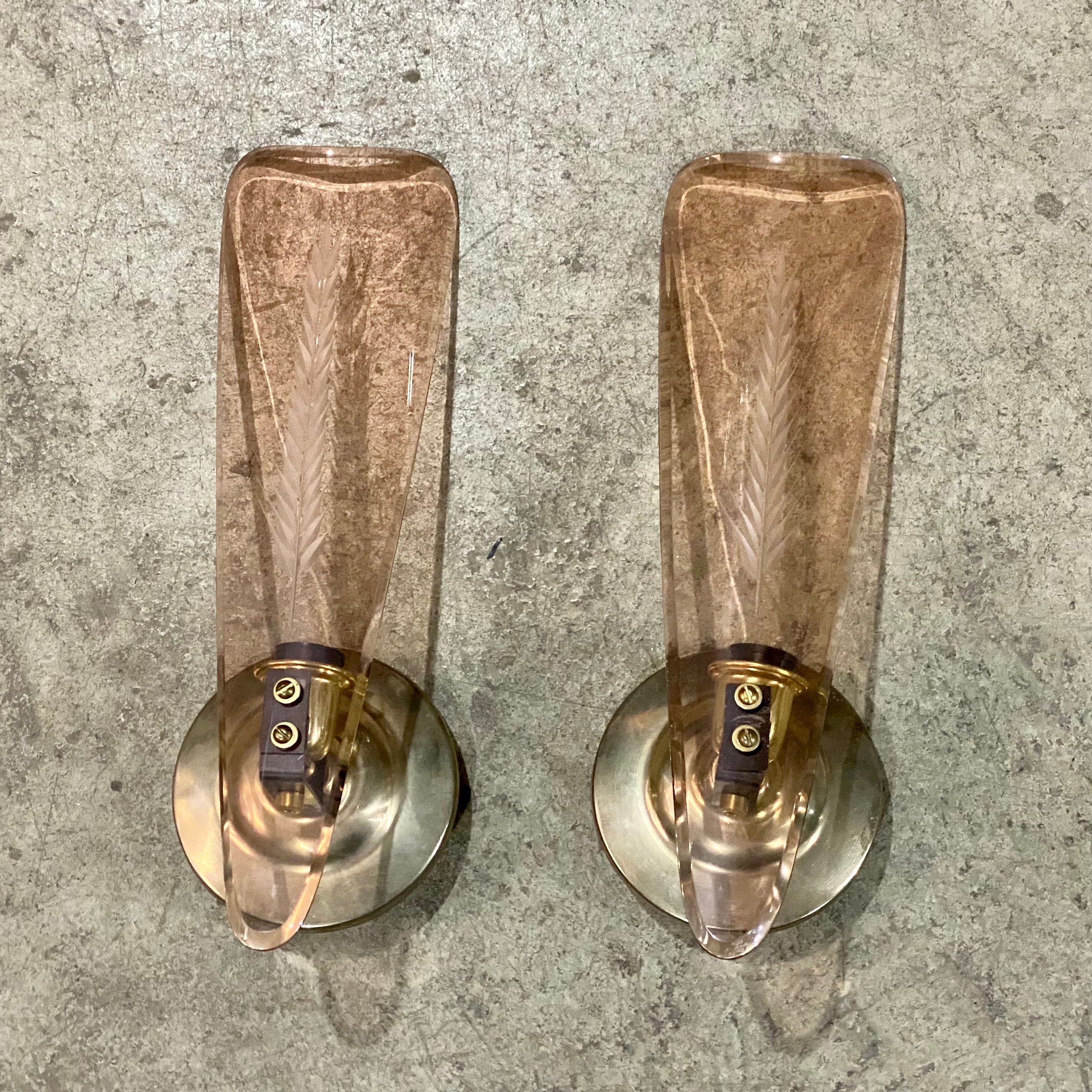 Par de Luminárias arandelas Mid Century em metal dourado e vidro coral 