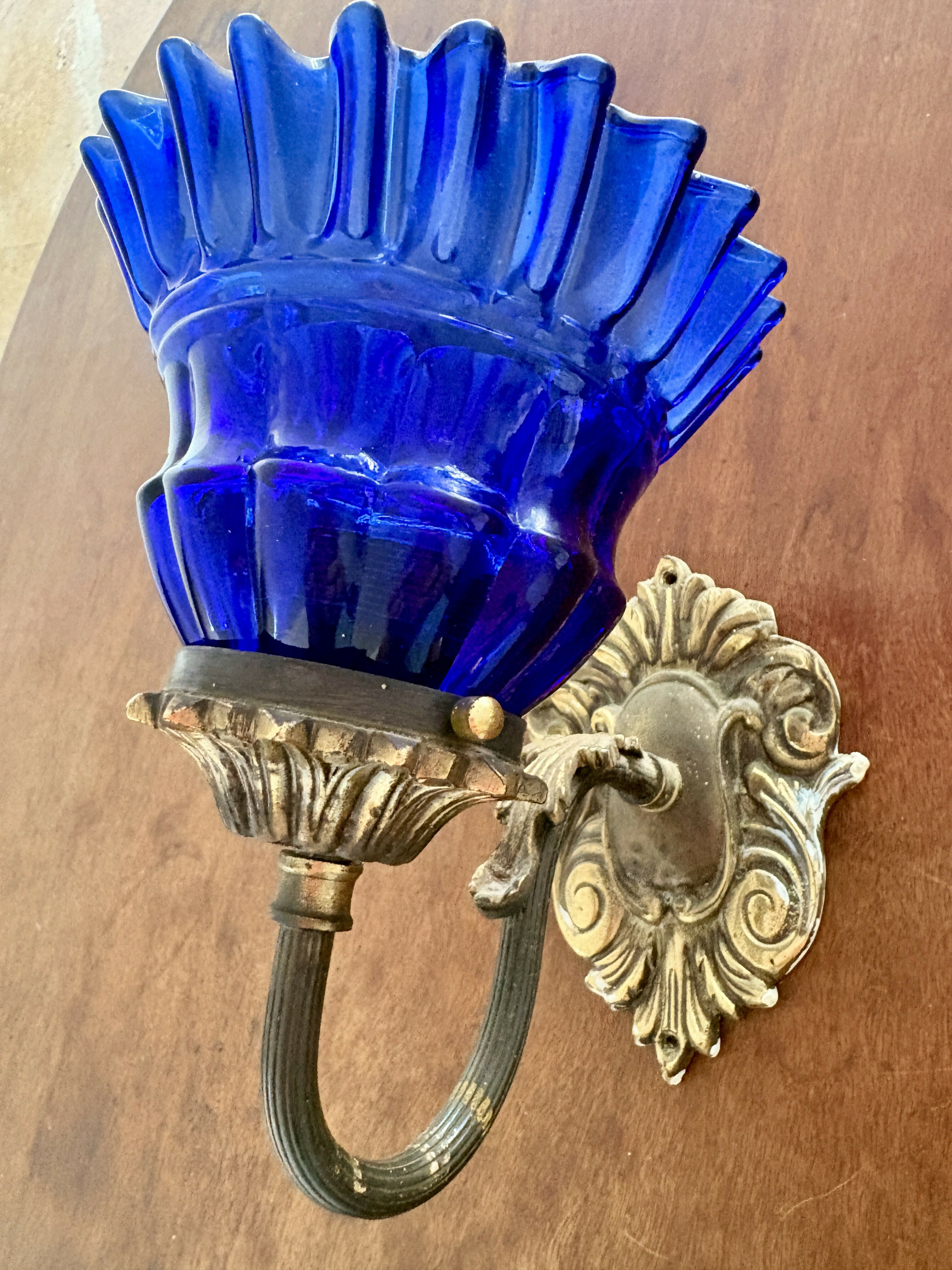 Arandela em bronze e vidro azul