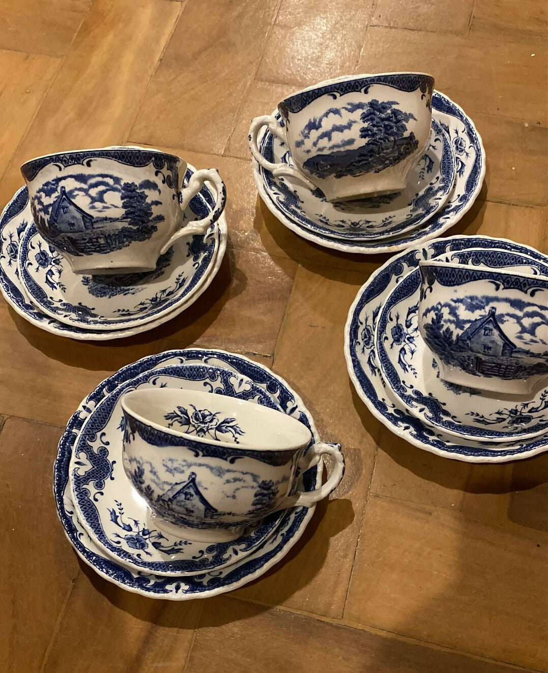 Conjunto porcelana inglesa W. H. Grindley com: 04 xicaras de chá com pires e prato para bolo